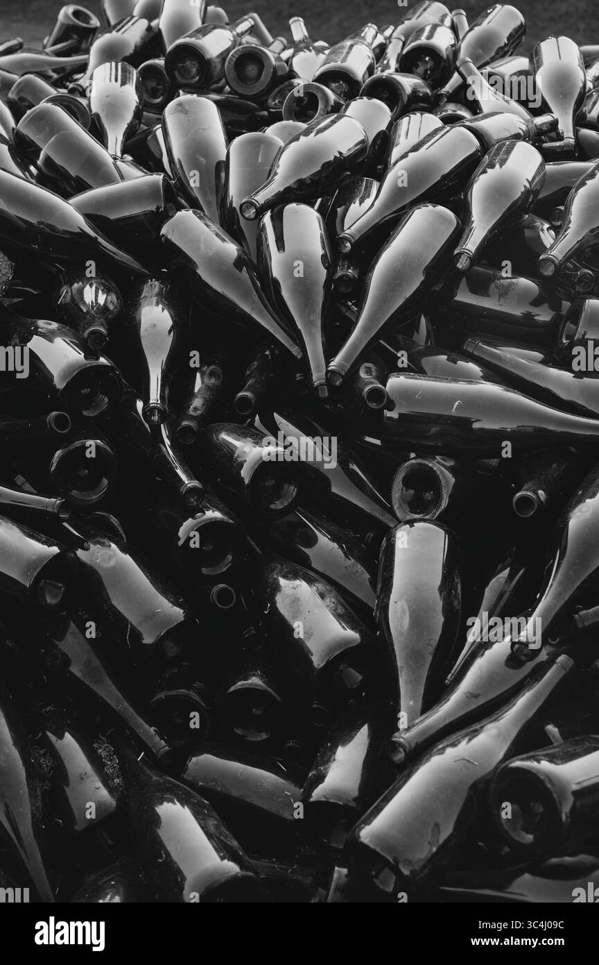 Le sagome lucide di bottiglie di vino vuote formano una scultura caotica - resti della tradizione vinicola a Paco de Calheiros Foto Stock