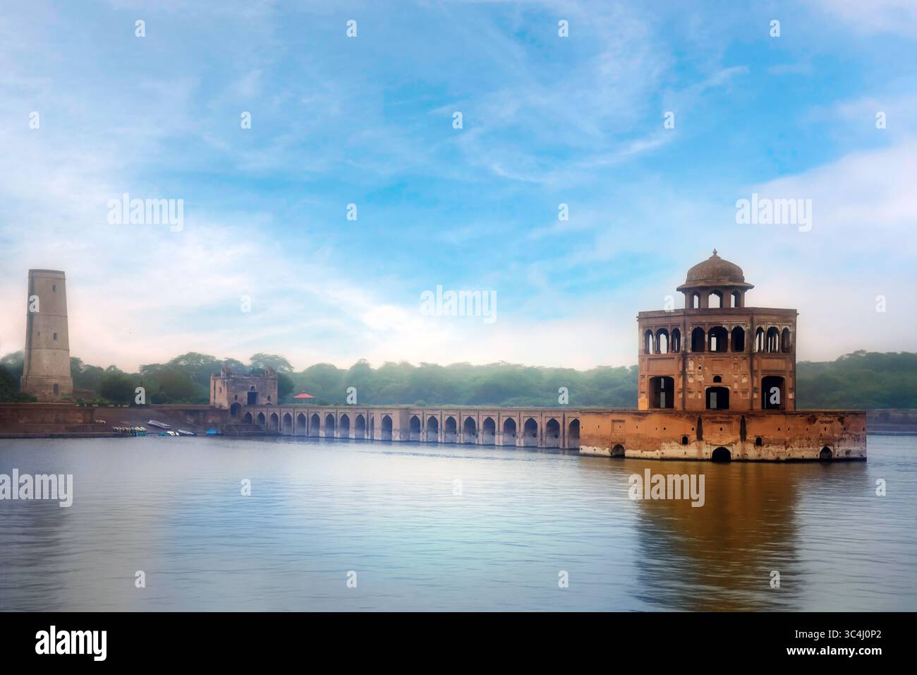 Hiran Minar è un complesso dell'era moghul dell'inizio del XVII secolo a Sheikhupura, nella provincia pakistana del Punjab. Foto Stock