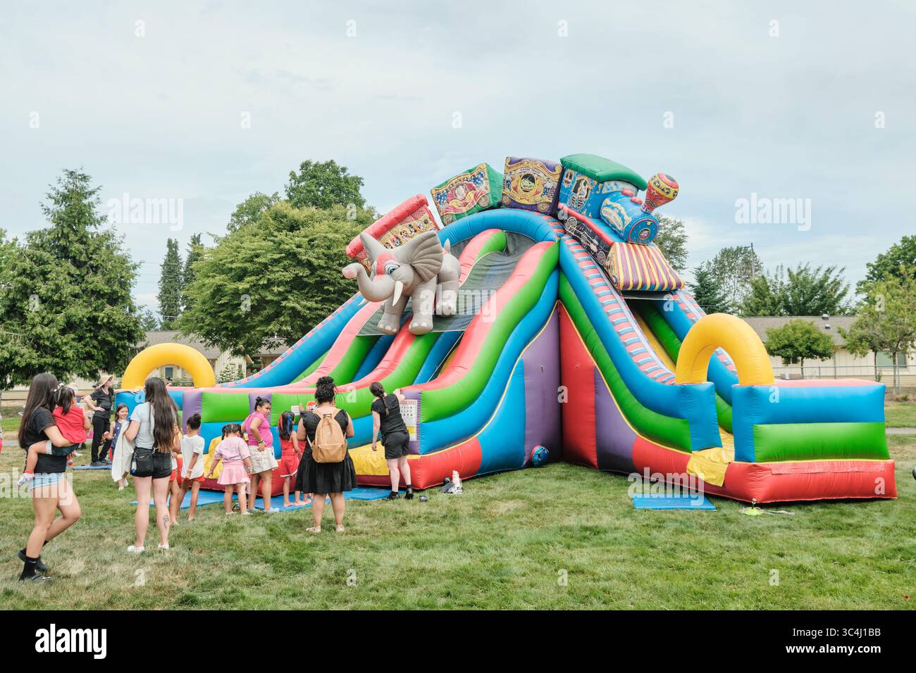 Auburn WA USA, 4 luglio 2025 - programmi culturali della città di Auburn, attrazioni per bambini nel fine settimana nel parco Foto Stock