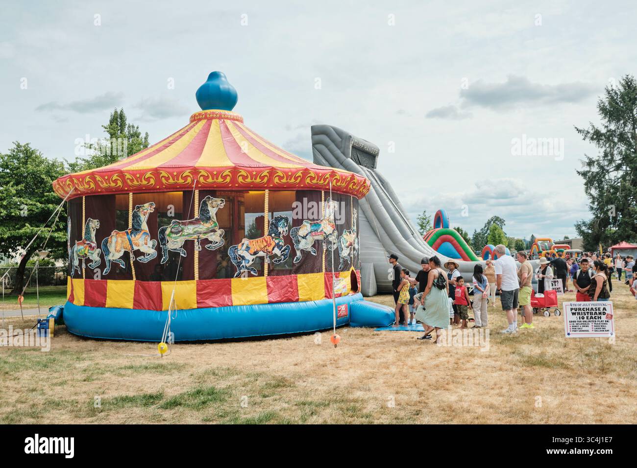 Auburn WA USA, 4 luglio 2025 - programmi culturali della città di Auburn, attrazioni per bambini nel fine settimana nel parco Foto Stock