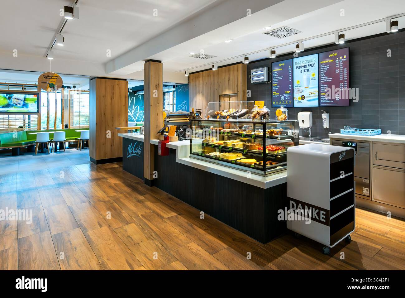 Moderna vista interna McCafé, luminosa e spaziosa, a Vienna, Austria. Foto Stock