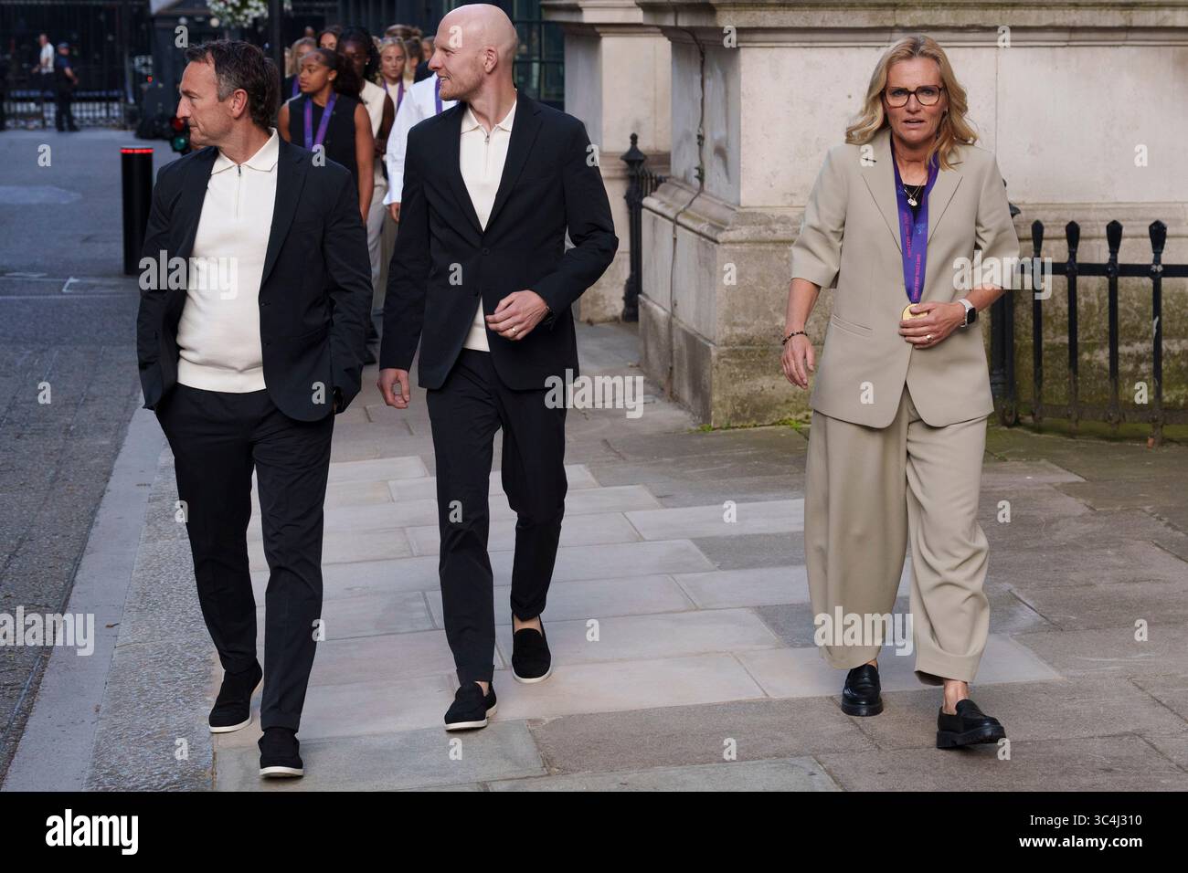 Ventiquattro ore dopo la vittoria contro la Spagna nelle finali europee di calcio femminile di Basilea, la squadra di calcio femminile delle Lionesses England arriva a Downing Street per incontrare il vice primo ministro Angela Rayner, il 28 luglio 2025, a Londra, in Inghilterra. Foto Stock