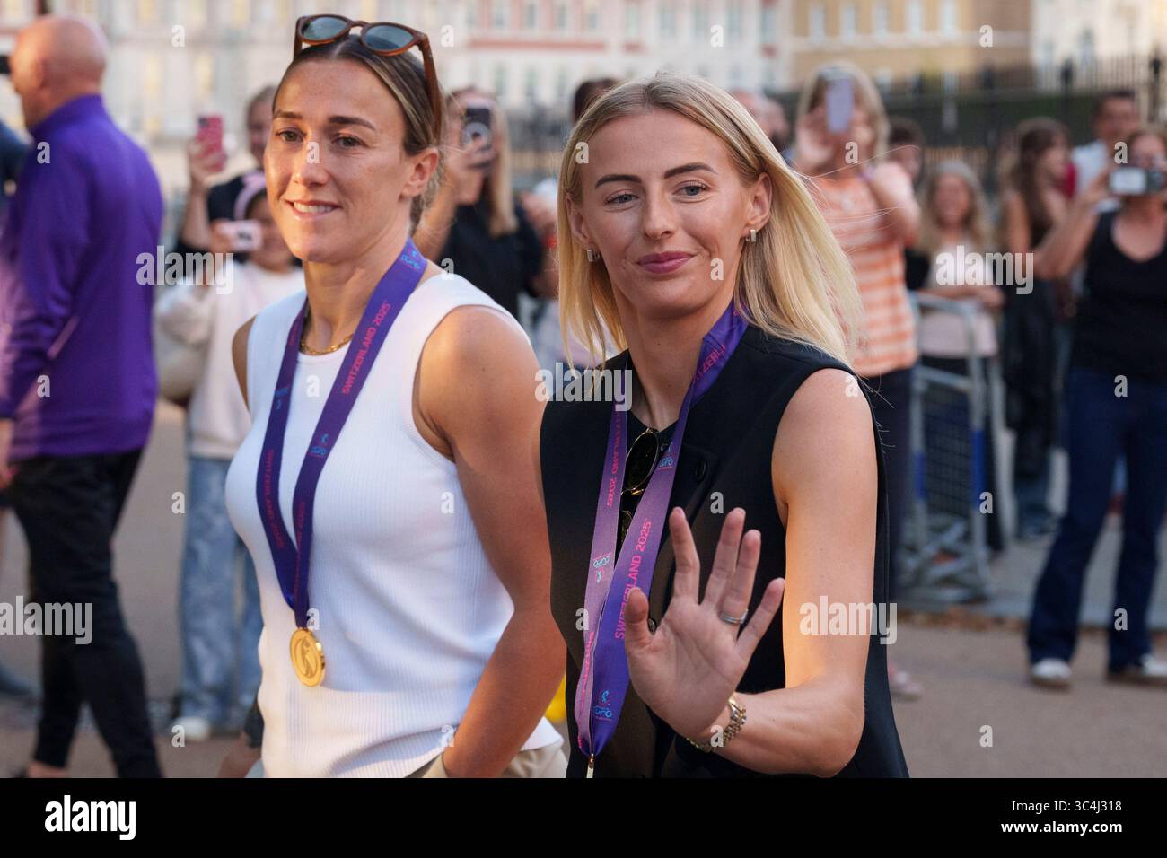 Ventiquattro ore dopo la vittoria contro la Spagna nelle finali d'Europa di calcio femminile a Basilea, Lucy Bronze (a sinistra) e Chloe Kelly della squadra di calcio femminile delle Lionesses England lasciano Downing Street dopo aver incontrato il vice primo ministro Angela Rayner, il 28 luglio 2025, a Londra, Inghilterra. Foto Stock