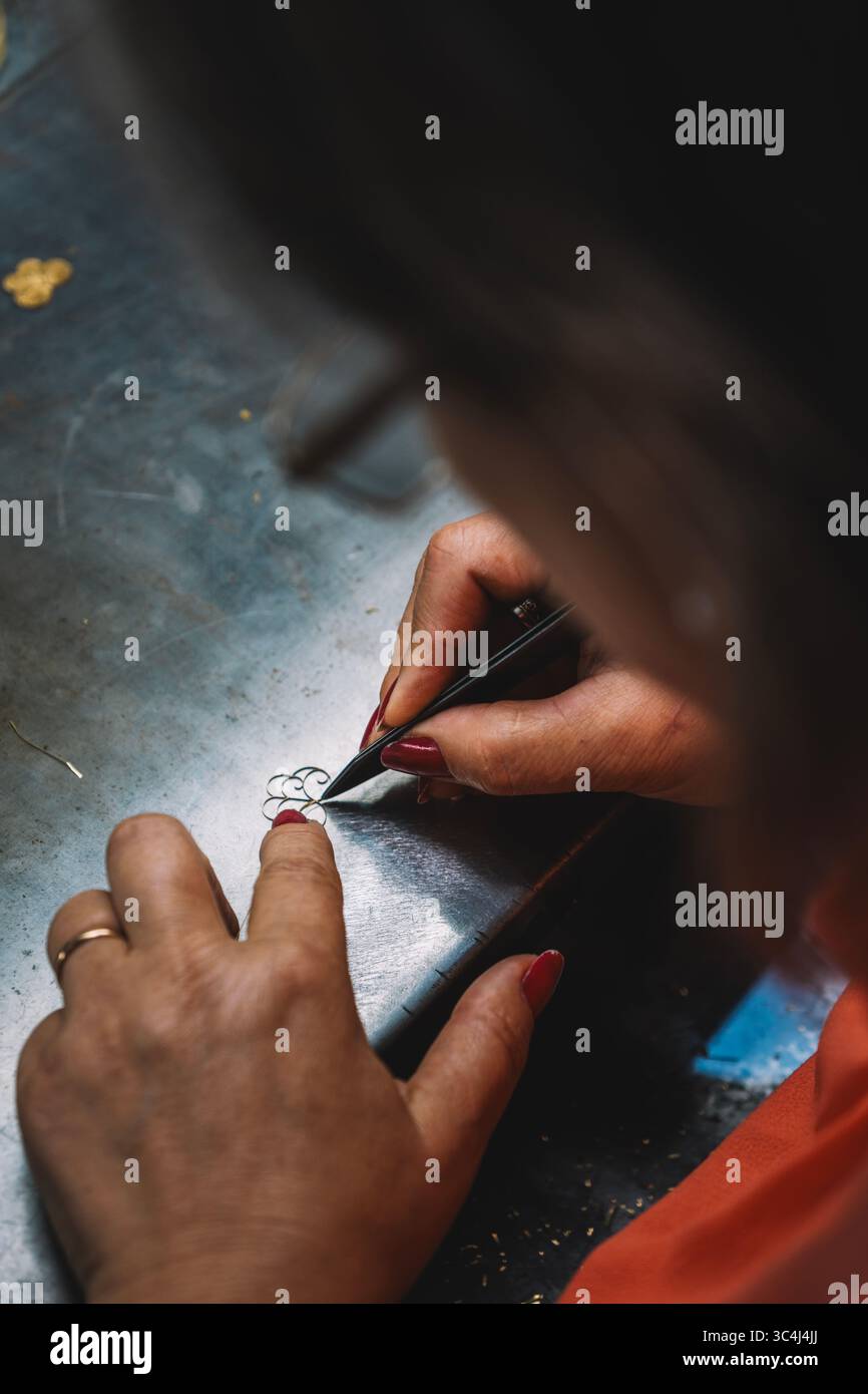 Artigiano artigiano mano incisione dettagli in metallo nel laboratorio del Portogallo settentrionale. Lavorazione manuale tradizionale, manodopera qualificata, artigianato portoghese, metallo Foto Stock