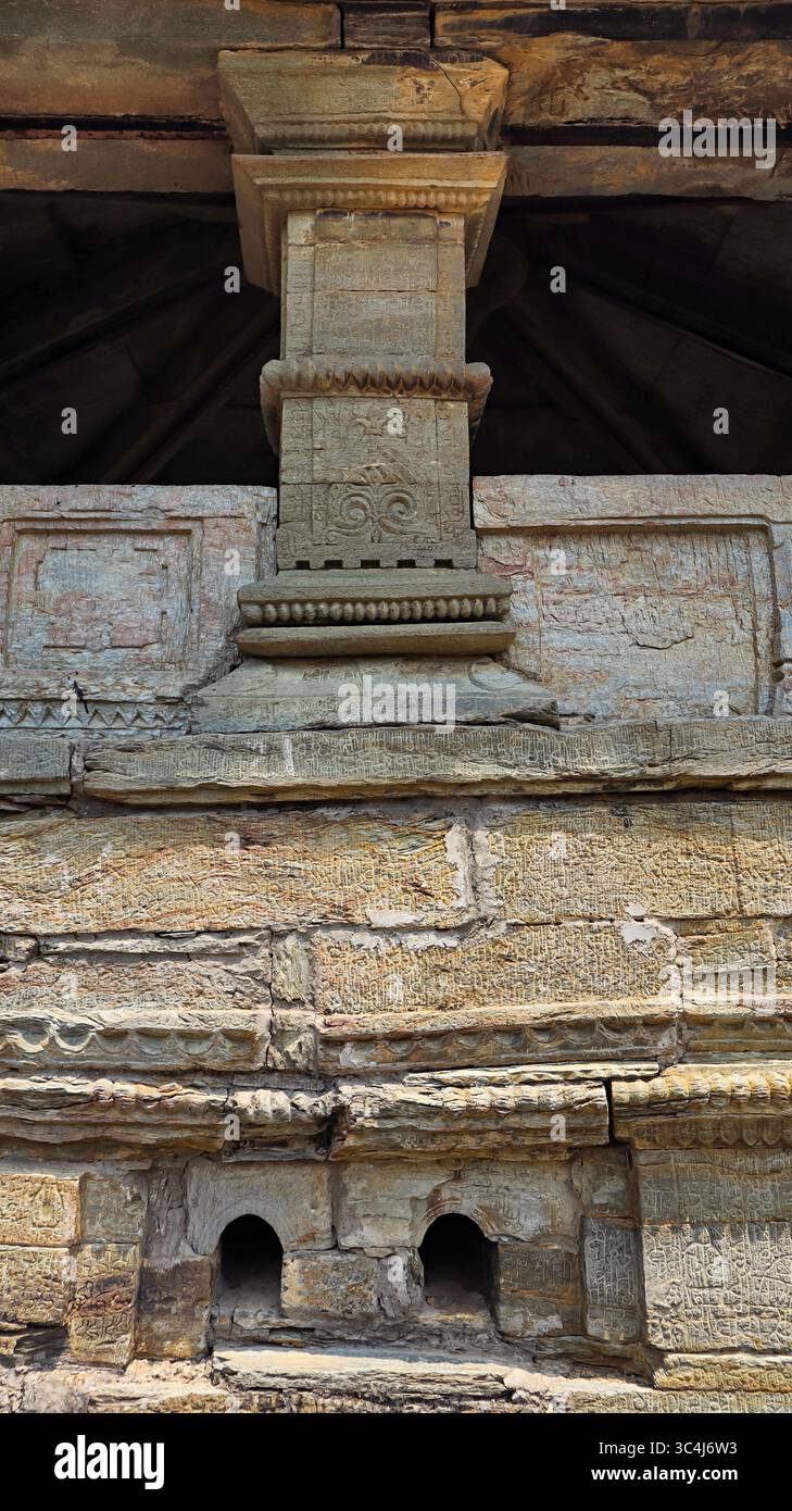 Antiche iscrizioni e incisioni Brahmi sulla mandapa del gruppo del Tempio di Devalgarh, situato a Srinagar, Uttarakhand, India. Foto Stock