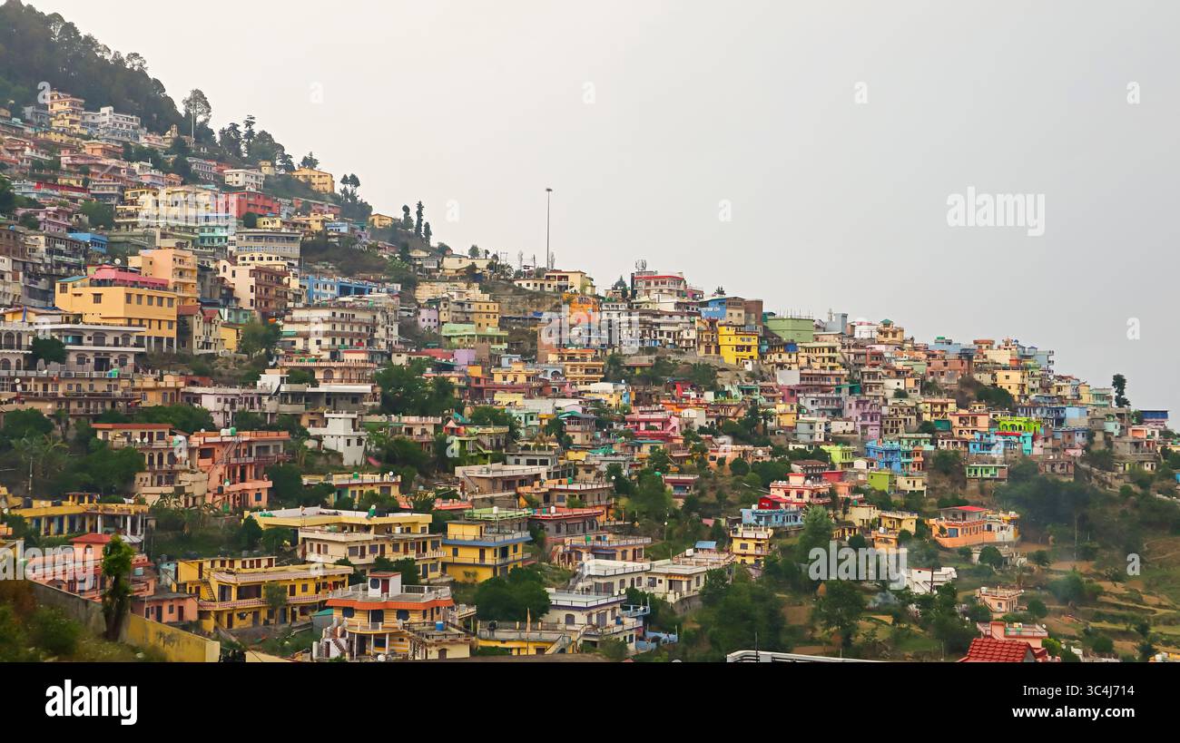 Skyline urbano della città di Paudi, annidato nello stato panoramico di Uttarakhand, India. Foto Stock