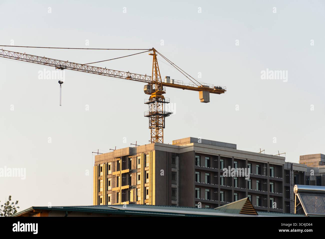 Costruzione gru e edificio moderno in fase di sviluppo Foto Stock