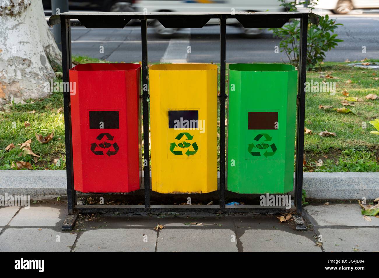 Bidoni riciclabili colorati nell'Urban Park Foto Stock