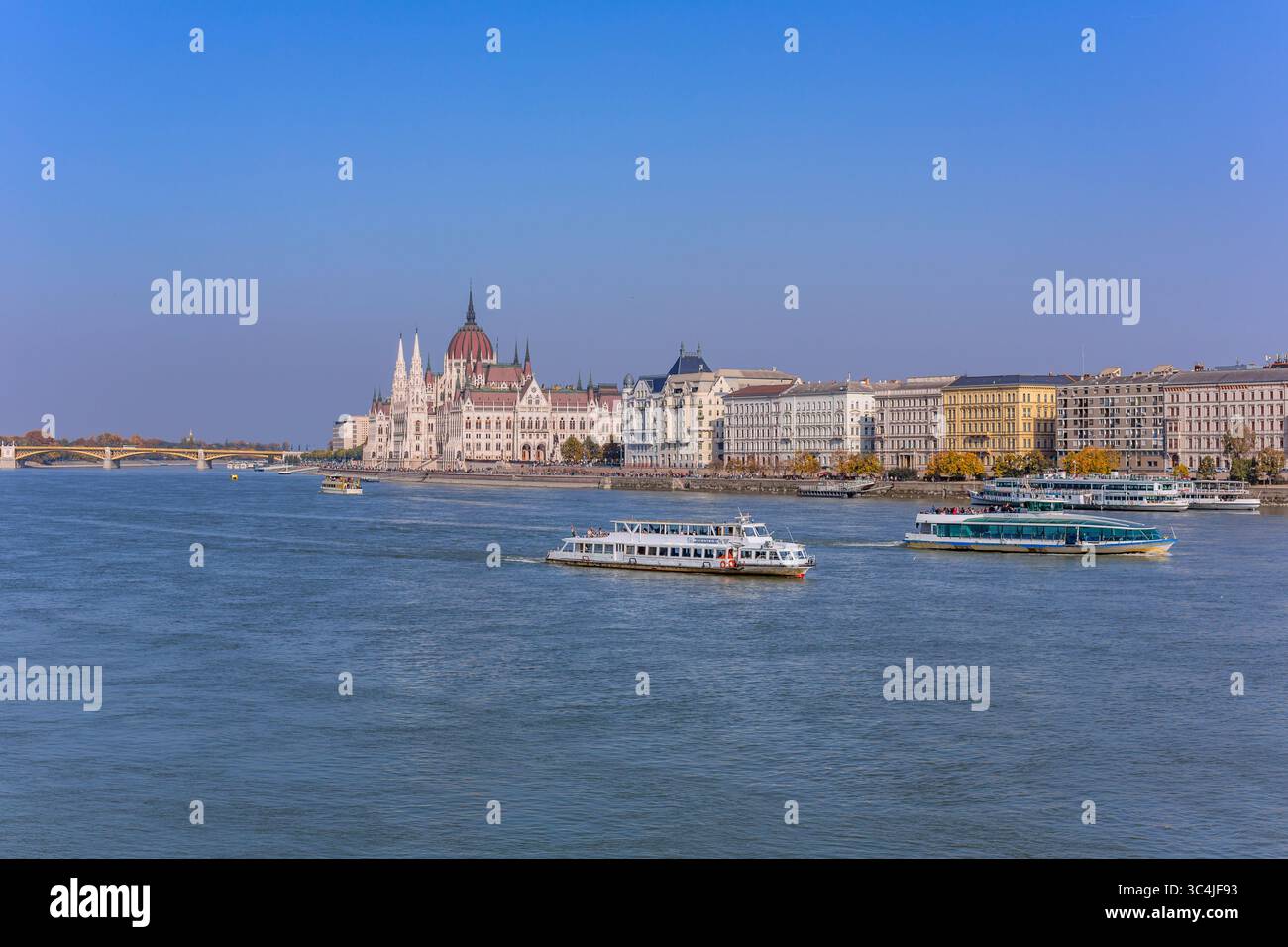 Budapest, Ungheria: 26 ottobre 2024: Parlamento di Budapest visto sul Danubio. Budapest, Ungheria Foto Stock