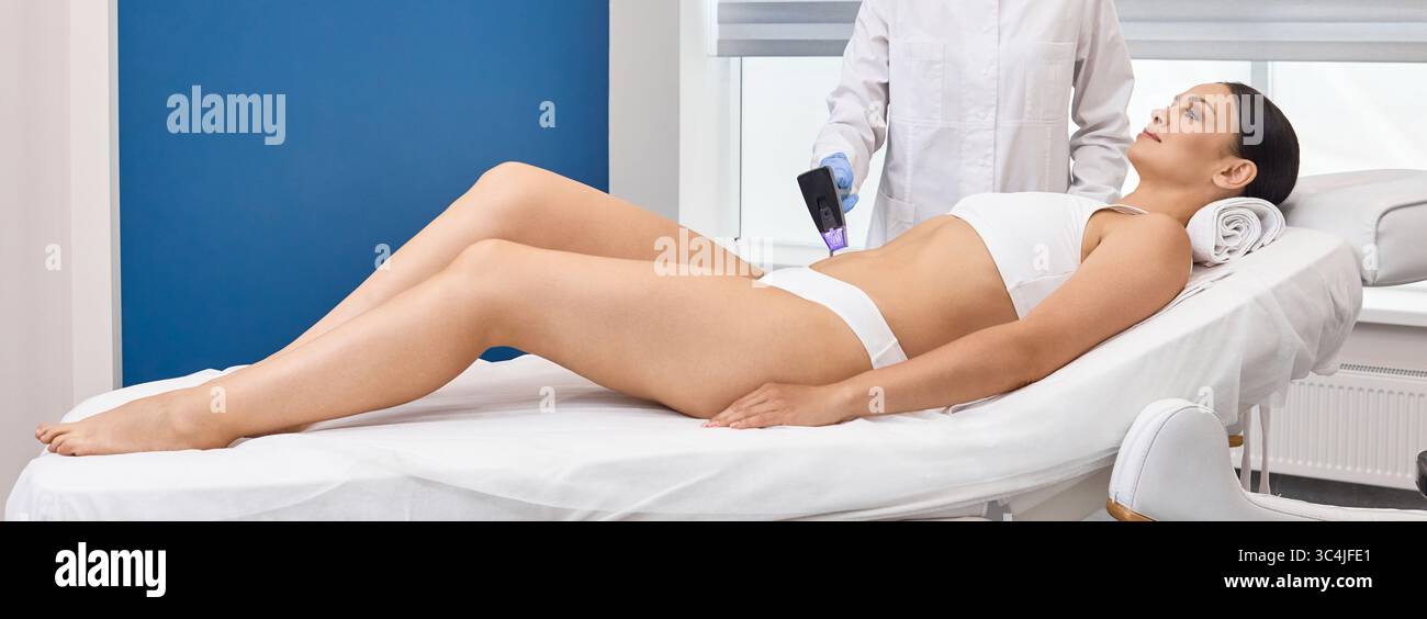Sollevamento RF. Ringiovanimento laser per pazienti di sesso femminile utilizzando un manipolo cosmetico per il sollevamento della pelle del corpo a radiofrequenza presso la clinica di cosmetologia Foto Stock
