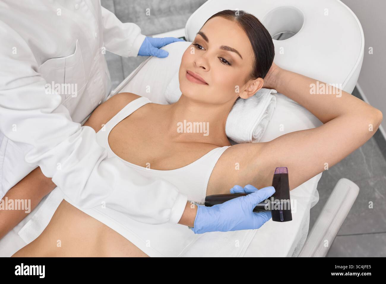 Sollevamento a radiofrequenza microneedling per mani e ascelle della donna in cosmetologia per migliorare e stringere la pelle del corpo. Ascelle RF-lift Foto Stock