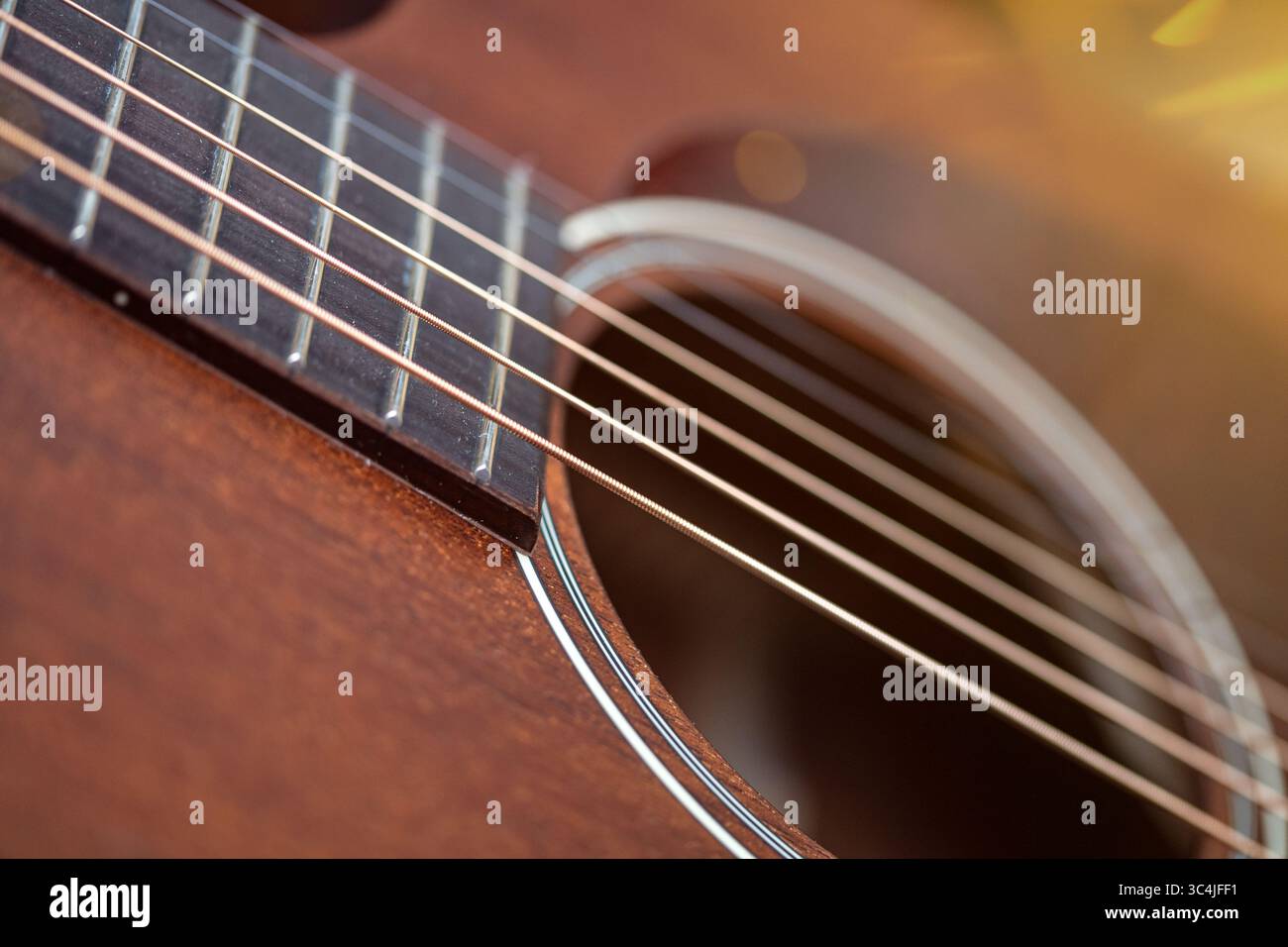 Foto ravvicinata di una chitarra occidentale in mogano di legno marrone Foto Stock