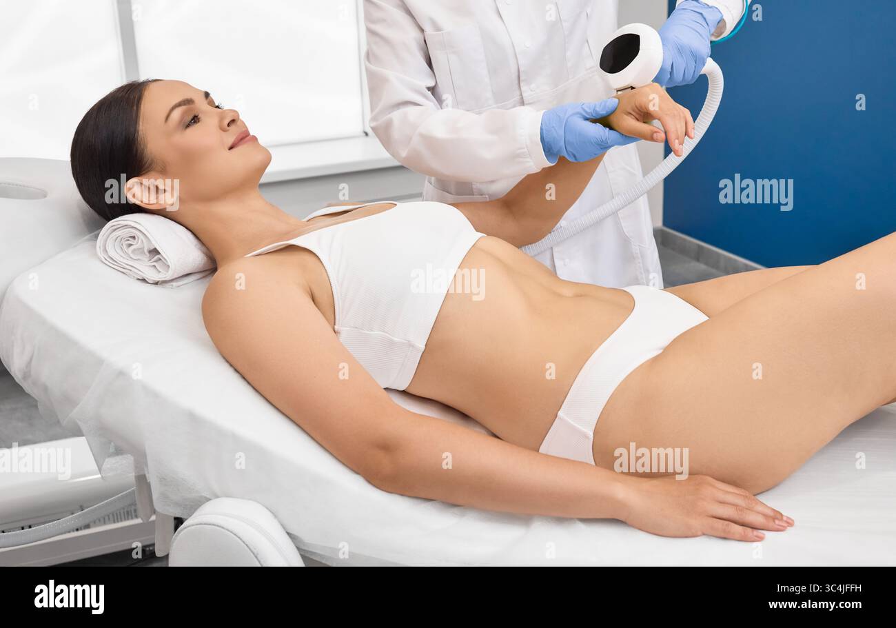 Rimozione di macchie marroni, lentiggini e rosacea sulle mani di una paziente in cosmetologia utilizzando una macchina con tecnologia IPL a luce pulsata intensa Foto Stock