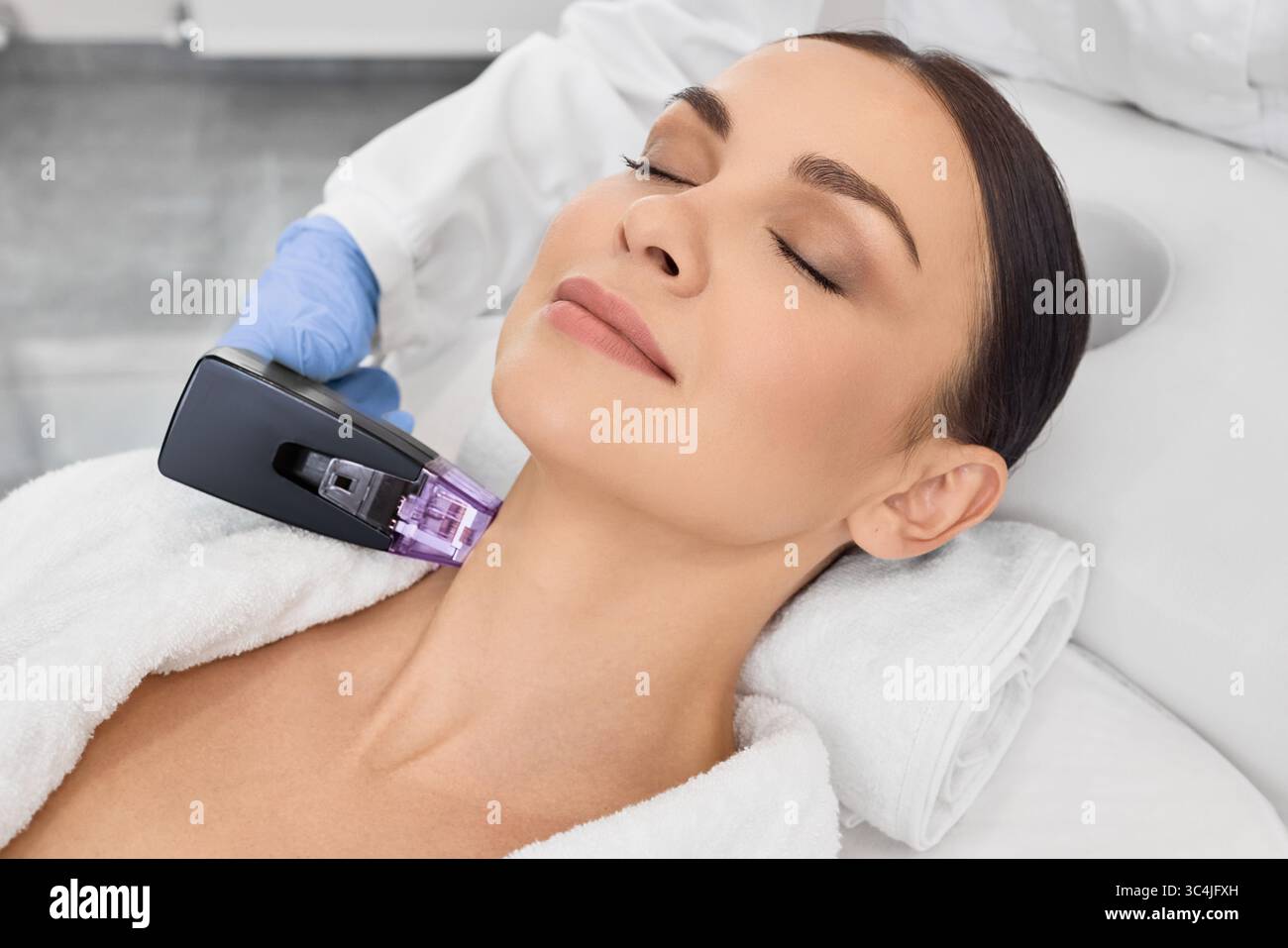 Bella donna che fa il sollevamento del collo e del corpo a radiofrequenza. Procedura di sollevamento RF in salone di bellezza con un estetista Foto Stock