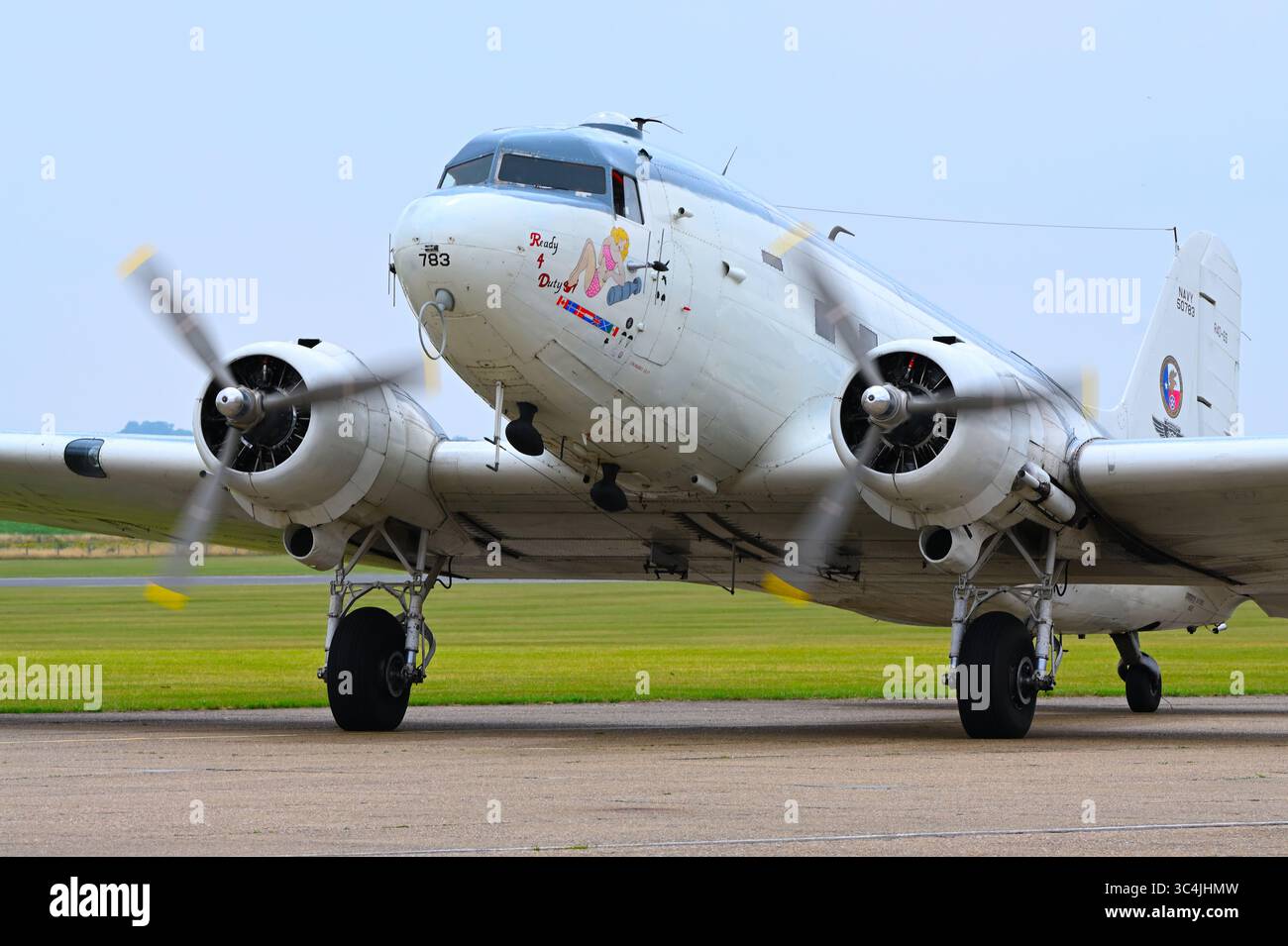 Ready 4 Duty, un Douglas R4D-6S, è la variante della US Navy dei rinomati DC-3 e C-47 Foto Stock