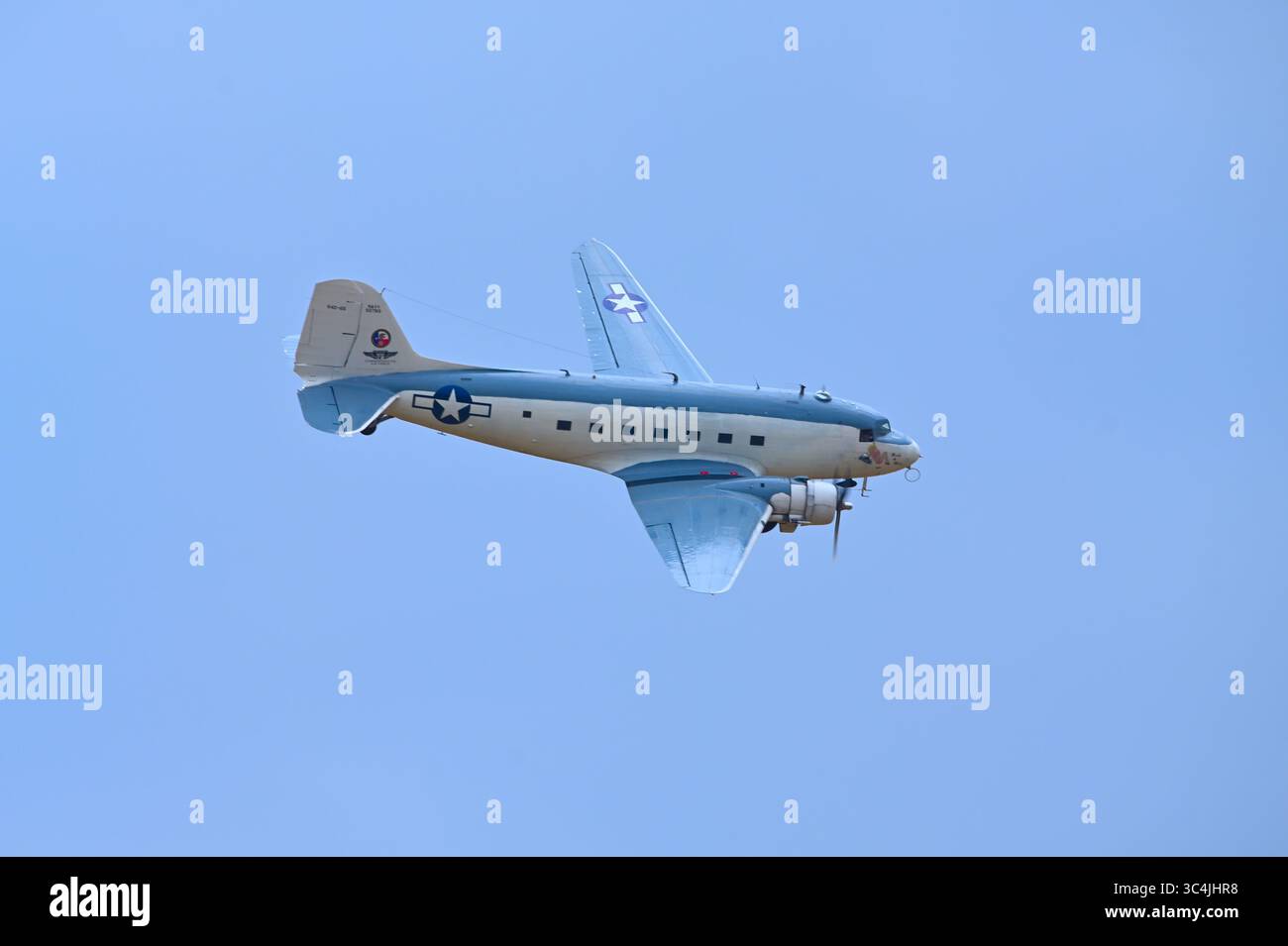 Ready 4 Duty, un Douglas R4D-6S, è la variante della US Navy dei rinomati DC-3 e C-47 Foto Stock