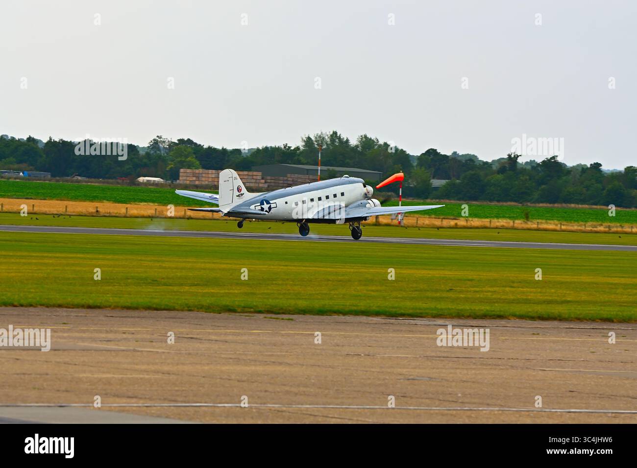 Ready 4 Duty, un Douglas R4D-6S, è la variante della US Navy dei rinomati DC-3 e C-47 Foto Stock