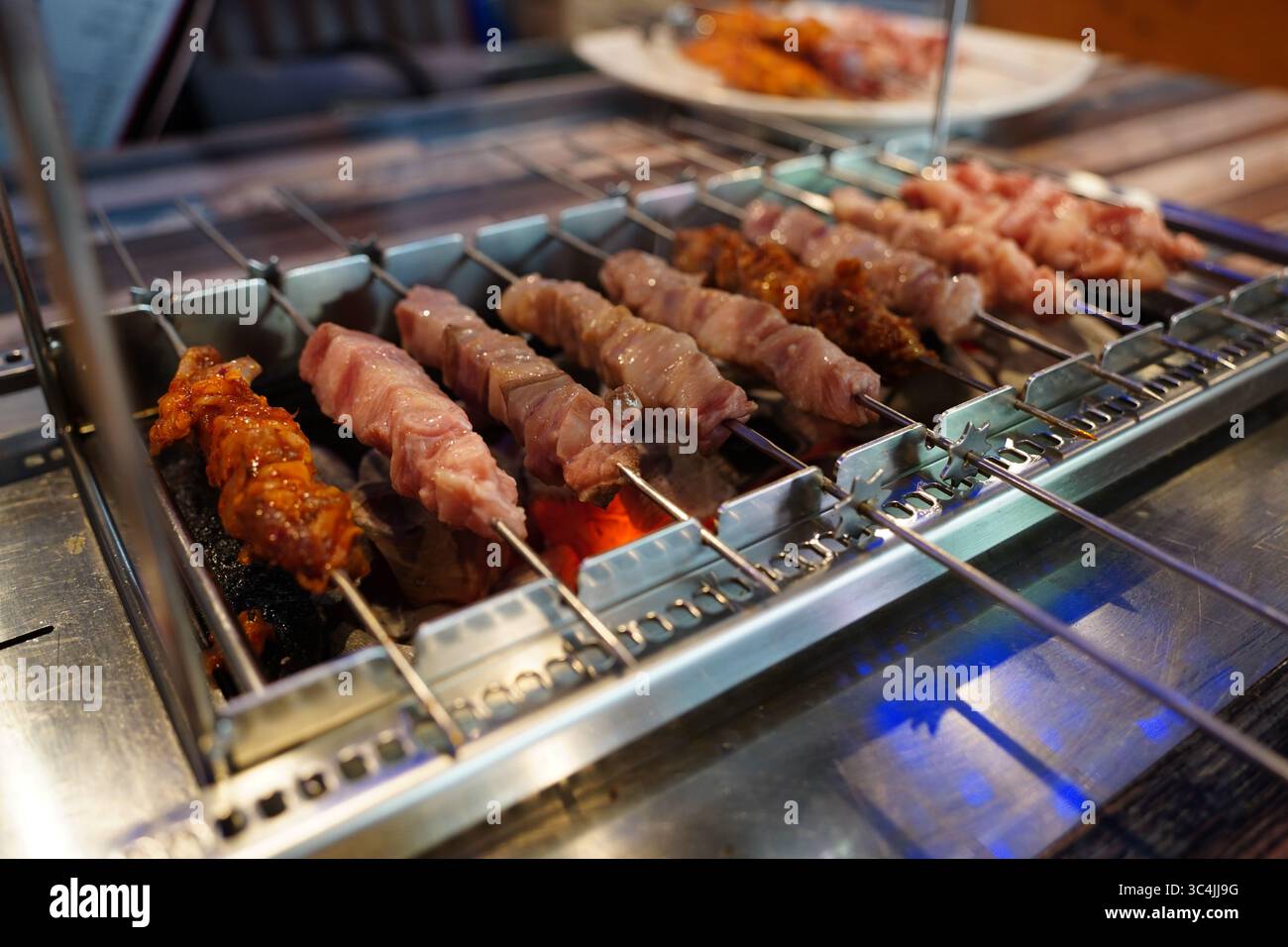 Spiedini alla griglia su Charcoal Grill Foto Stock