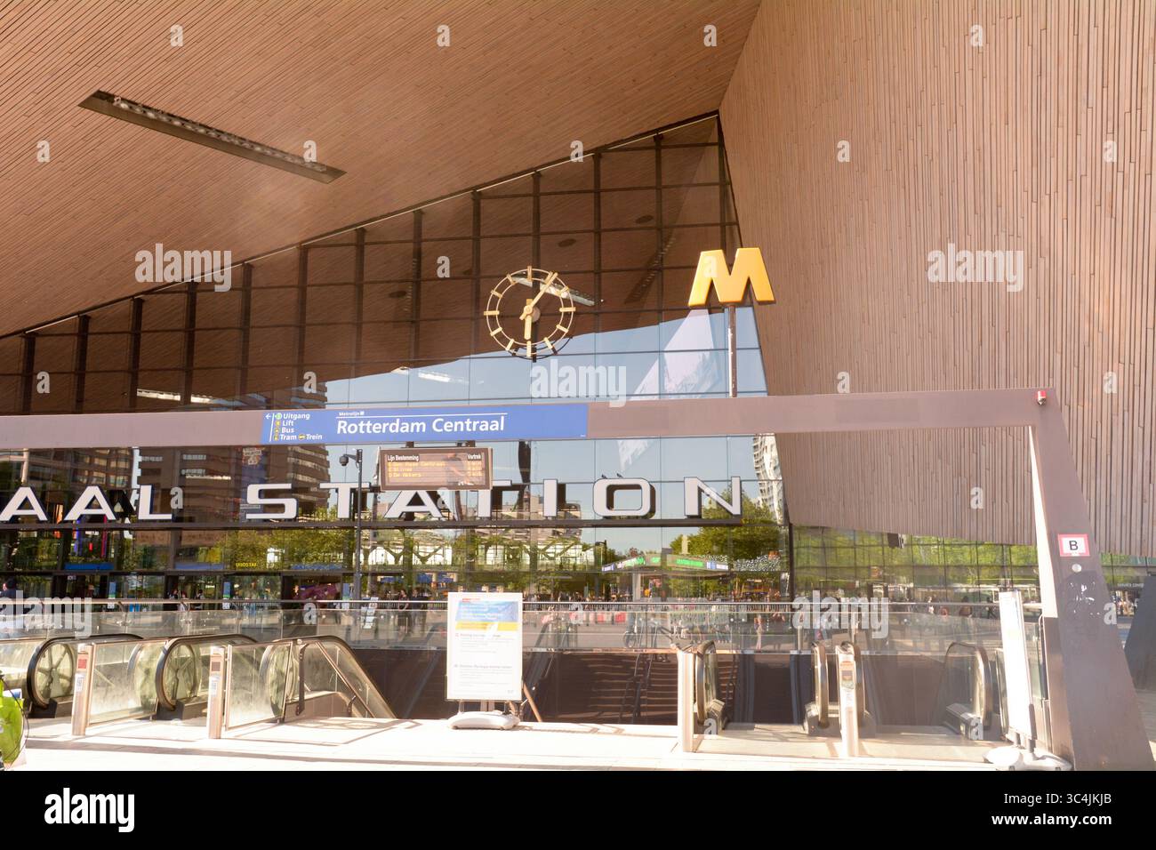 Accesso al sistema della metropolitana alla stazione centrale di Rotterdam - hub centrale dei trasporti a Rotterdam, Paesi Bassi Foto Stock