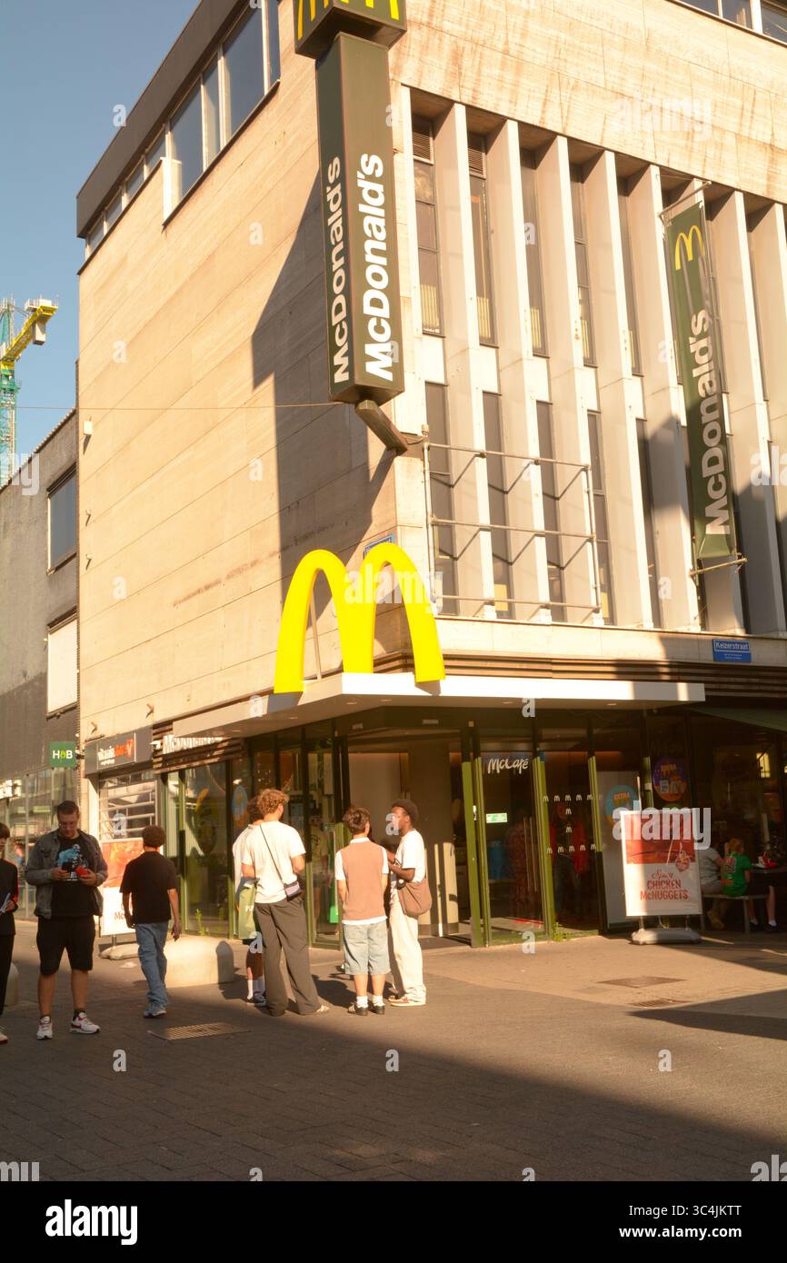 I giovani si riuniscono fuori da un fast food McDonalds a Rotterdam, nei Paesi Bassi Foto Stock