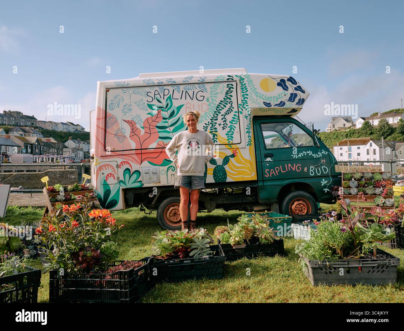 Alsaling and Bud - Un venditore di piante da giardino mobili, Un'azienda autonoma, avvia un'attività che vende piante da giardino dal suo furgone decorato a Porthleven, in Cornovaglia. Foto Stock