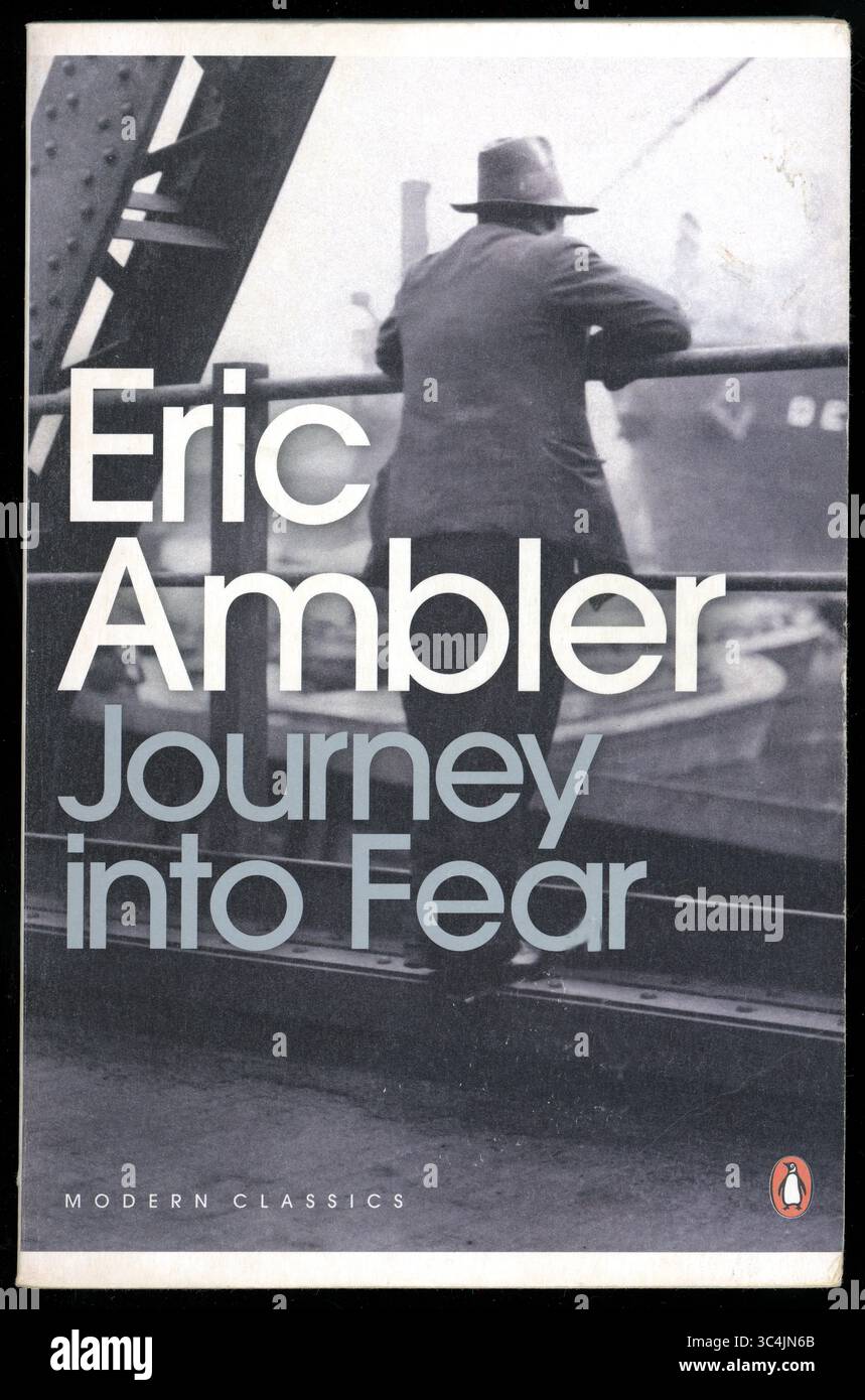 Libro cartaceo usato, copertina anteriore, 'Journey into Fear' di Eric Ambler, un romanzo thriller di spionaggio dell'era WW2, pubblicato per la prima volta nel 1940, questa edizione nel 2009, Regno Unito Foto Stock