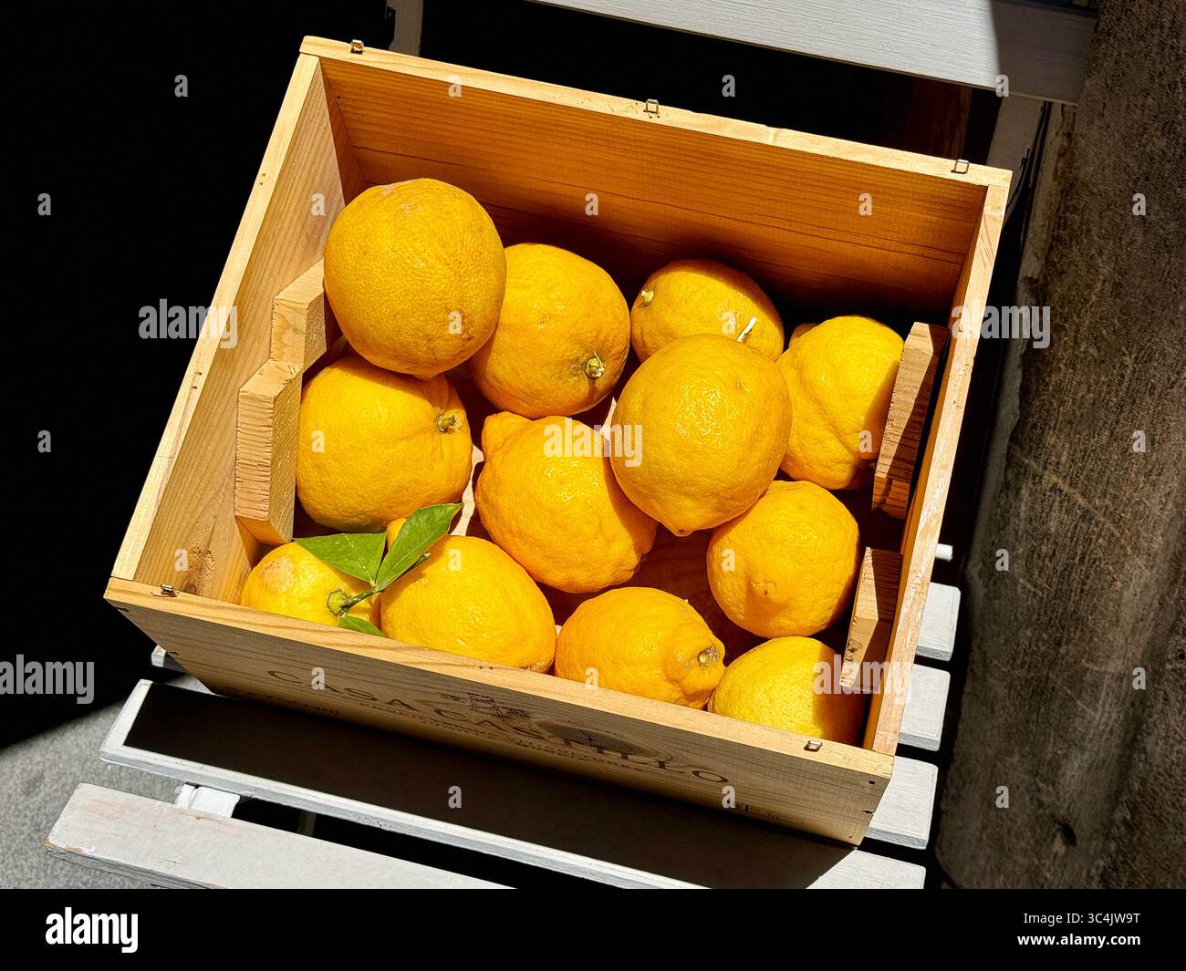 Scatola di limoni freschi a Soller, Maiorca, Spagna Foto Stock