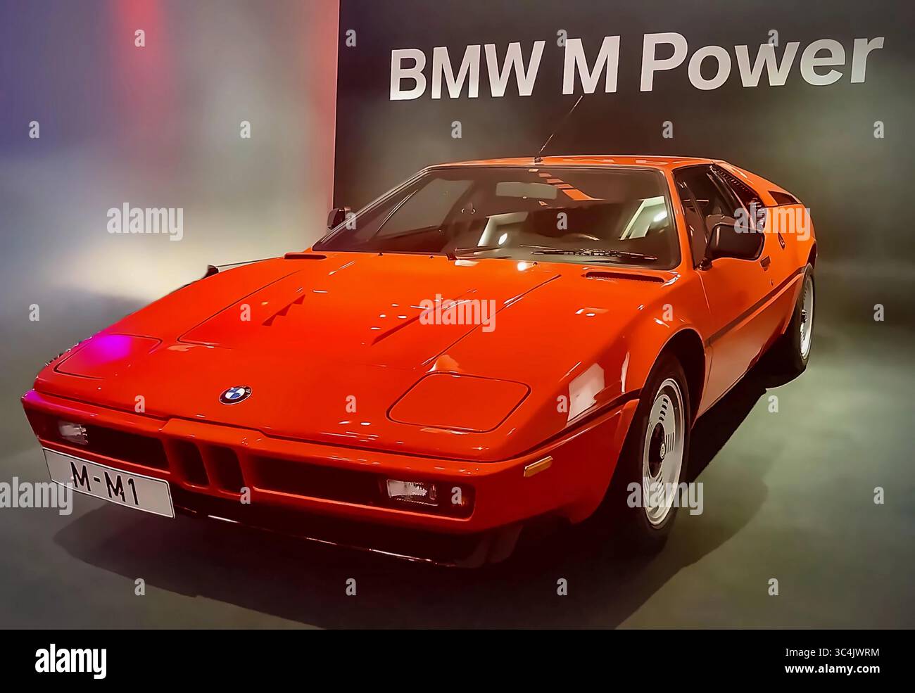 La leggendaria BMW M1 in rosso classico in mostra alla BMW M Power Exhibition, un'iconica auto sportiva a motore medio dell'epoca d'oro delle prestazioni. Foto Stock