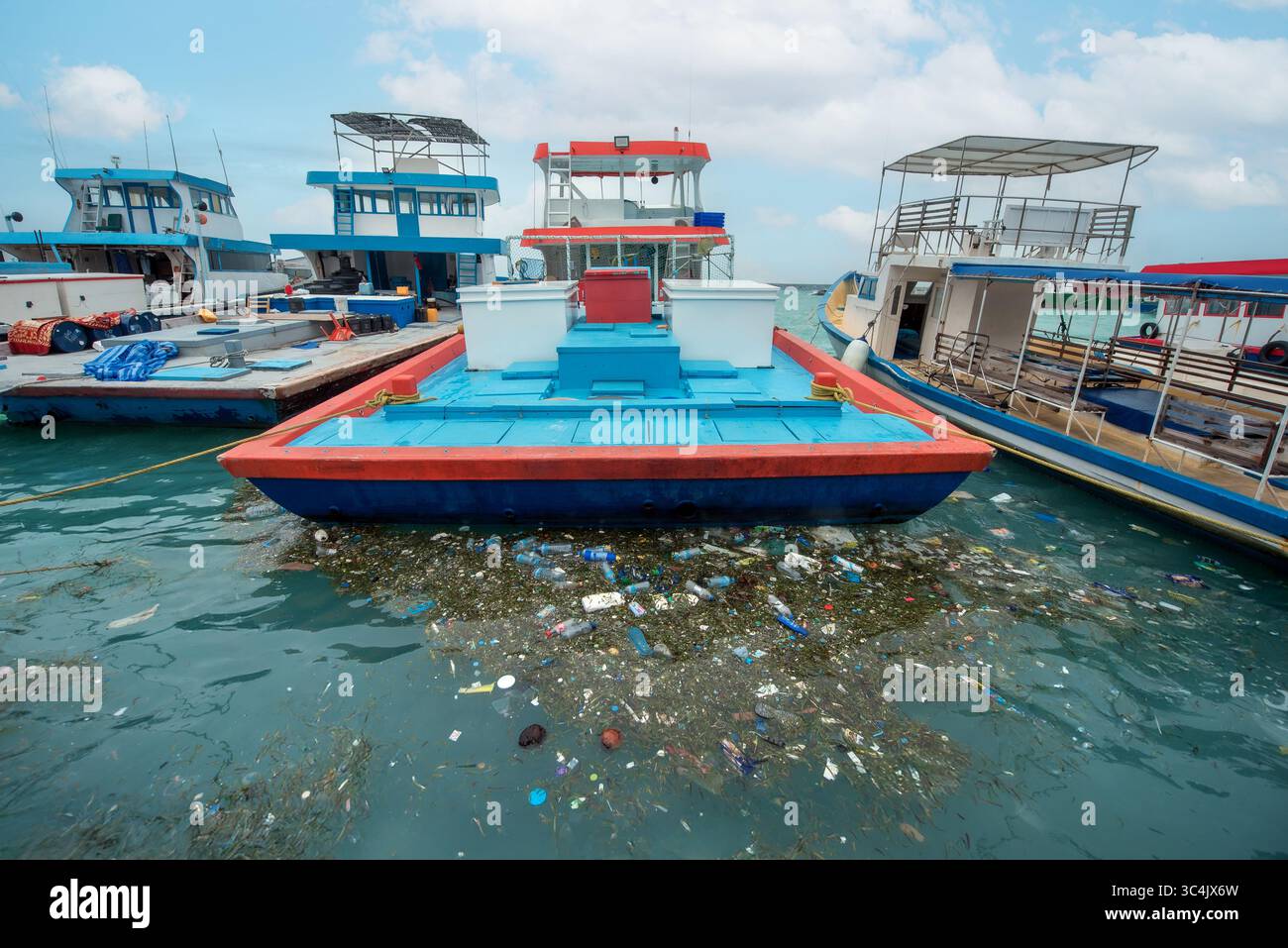 I costi nascosti del turismo marittimo: Il nostro tempo libero e il nostro consumo lasciano una scia di detriti marini, soffocando silenziosamente la vita oceanica e influenzando gli ecosistemi Foto Stock
