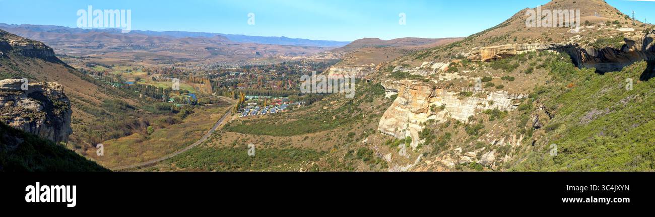 Clarens, Sud Africa - 7 maggio 2025: Panorama di Clarens visto dallo Sky Contour Hiking and MTB Trail. Titanic Rock è a sinistra, in basso. Foto Stock