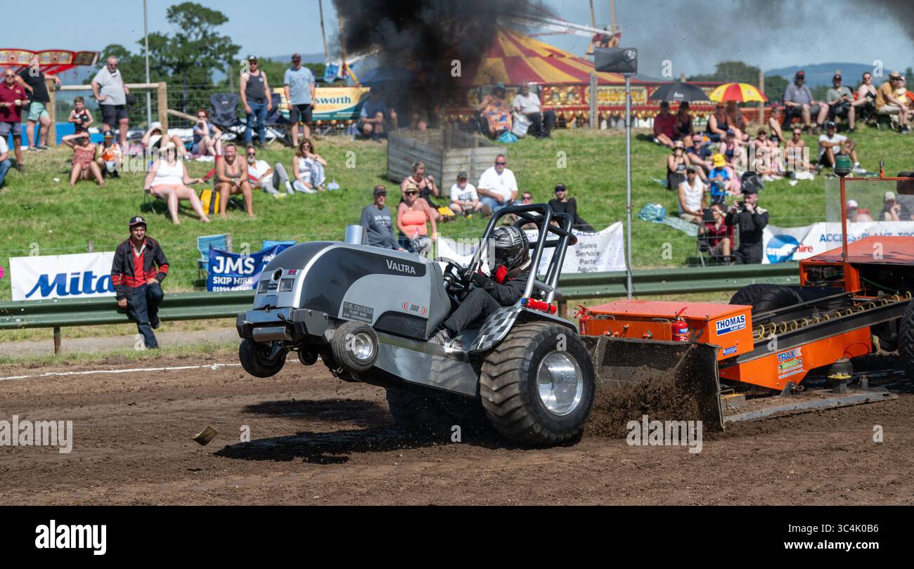 Tractor Drawing, uno sport motoristico che utilizza trattori e autocarri sovralimentati al Great Ecclestocn Show, Lancashire, Regno Unito. Foto Stock