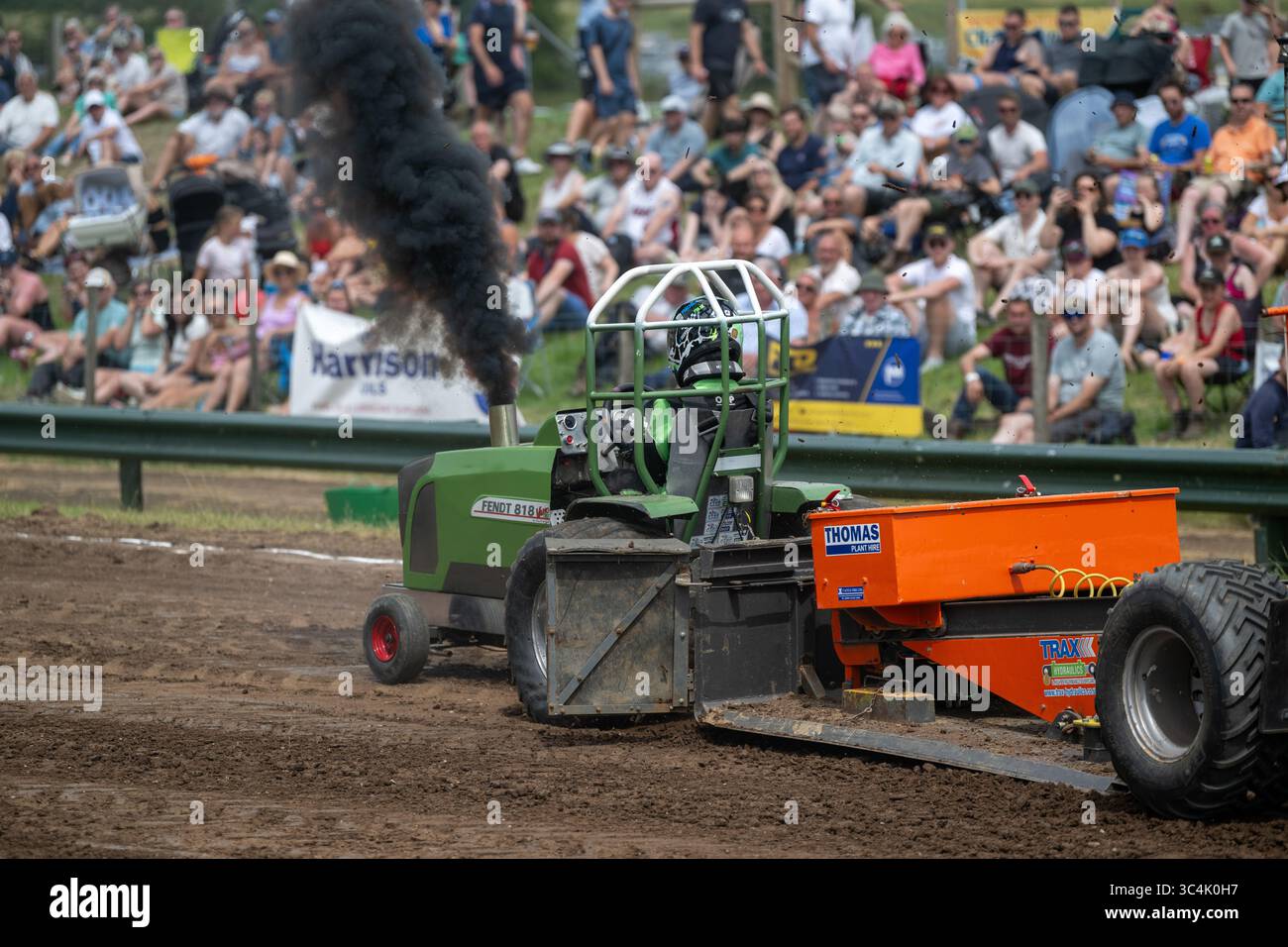 Tractor Drawing, uno sport motoristico che utilizza trattori e autocarri sovralimentati al Great Ecclestocn Show, Lancashire, Regno Unito. Foto Stock