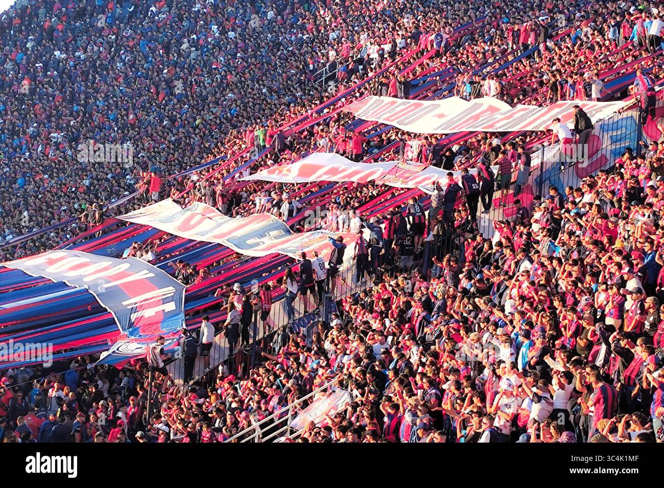 San Lorenzo e Rosario Central durante una partita all'Estadio Pedro Bidegain, Buenos Aires, con i tifosi che rendono omaggio a Papa Francesco Foto Stock