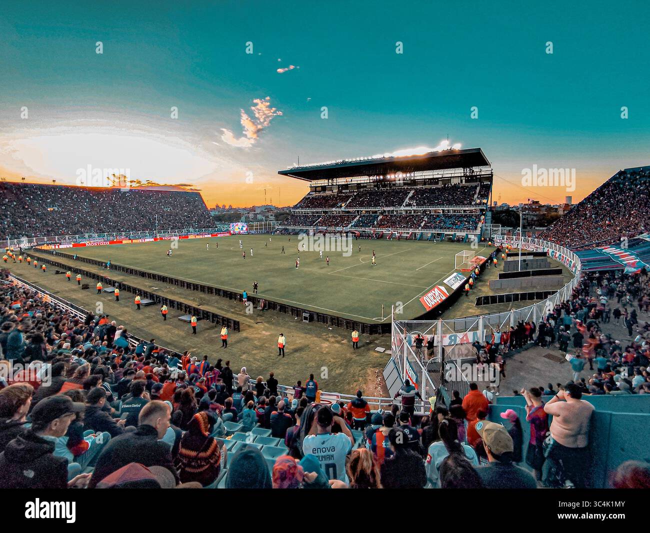 Ampia vista dell'Estadio Pedro Bidegain a Buenos Aires durante la partita San Lorenzo vs Rosario Central, mentre i tifosi onorano Papa Francesco Foto Stock