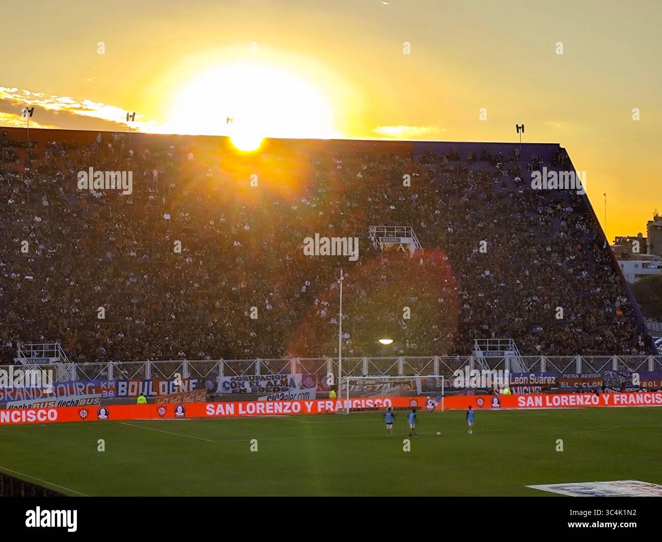 Tramonto sull'Estadio Pedro Bidegain di Buenos Aires durante la partita San Lorenzo vs Rosario Central, con un omaggio a Papa Francesco Foto Stock