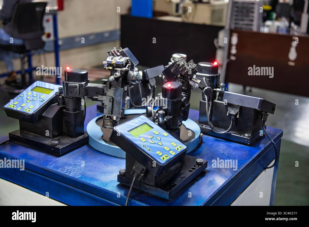 Lucidatrice diamantata automatica, macchina per la lavorazione di modifica della lavorazione della gemma in una fabbrica in Botswana, standard industriale per il diamante automatico po Foto Stock