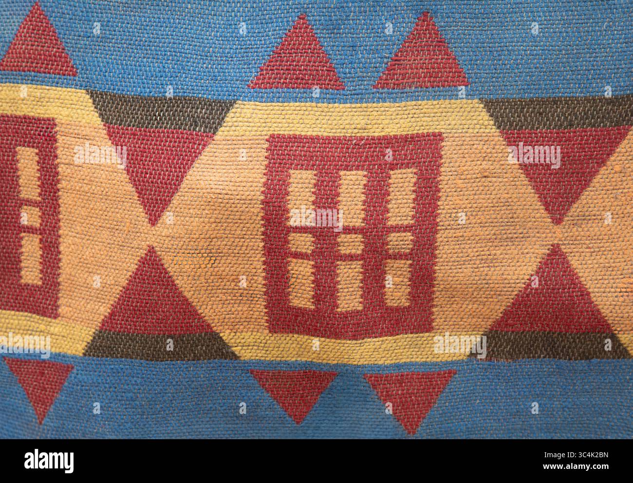 Tappetini ricamati in tessuto africano Zulu, motivi storici nativi americani vari disegni geometrici con disegni naturalistici, tappeto macro vintage di grandi dimensioni Foto Stock