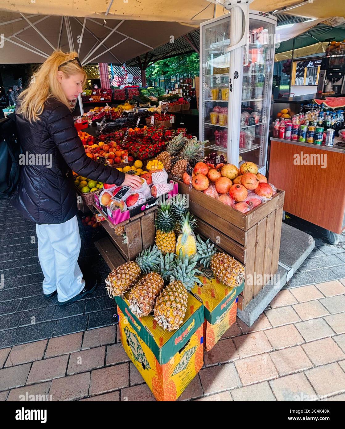 Un colorato negozio di frutta nella città vecchia di Tallinn, Estonia. - Immagine stock catturata con smartphone