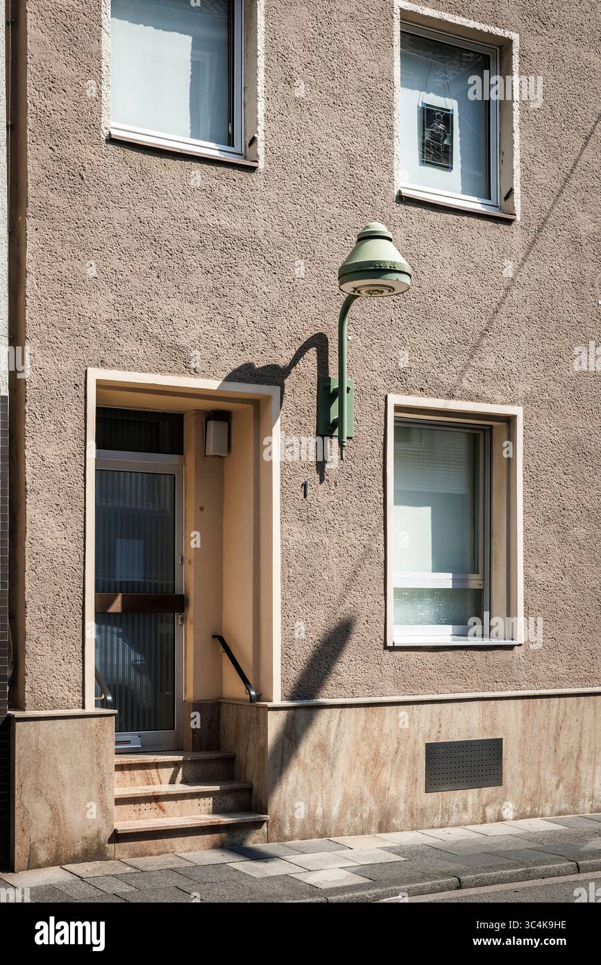 Vecchio lampione su una casa in via Adolph nel quartiere Deutz, Colonia, Germania. alte Strassenlaterne an einem Haus in der Adolphstrasse im Stadtt Foto Stock