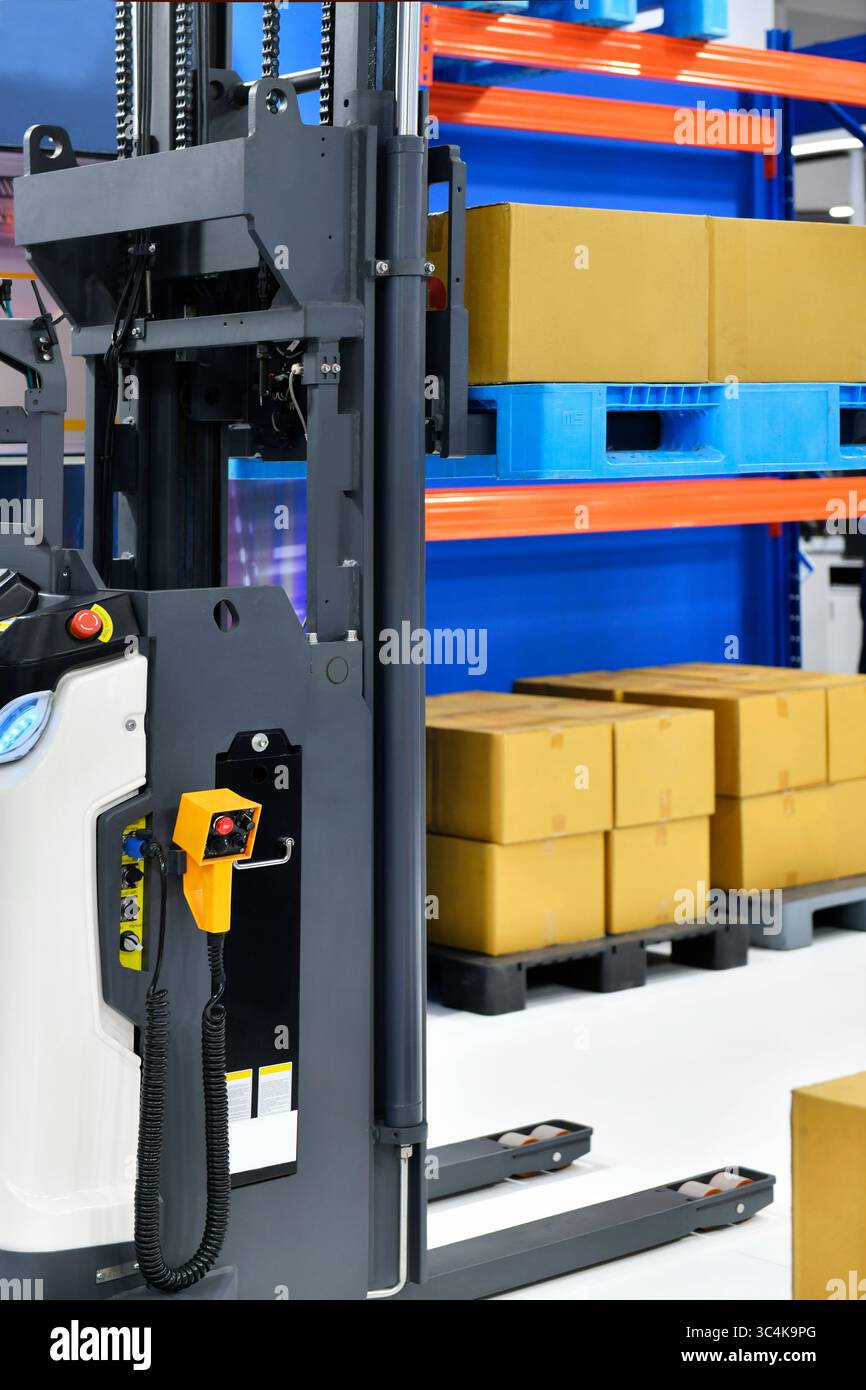 Robot autonomo per carrelli elevatori per il trasporto di carichi nell'automazione di magazzini o robot nell'hangar per lo spostamento di rack, concetto di automazione del magazzino. Foto Stock
