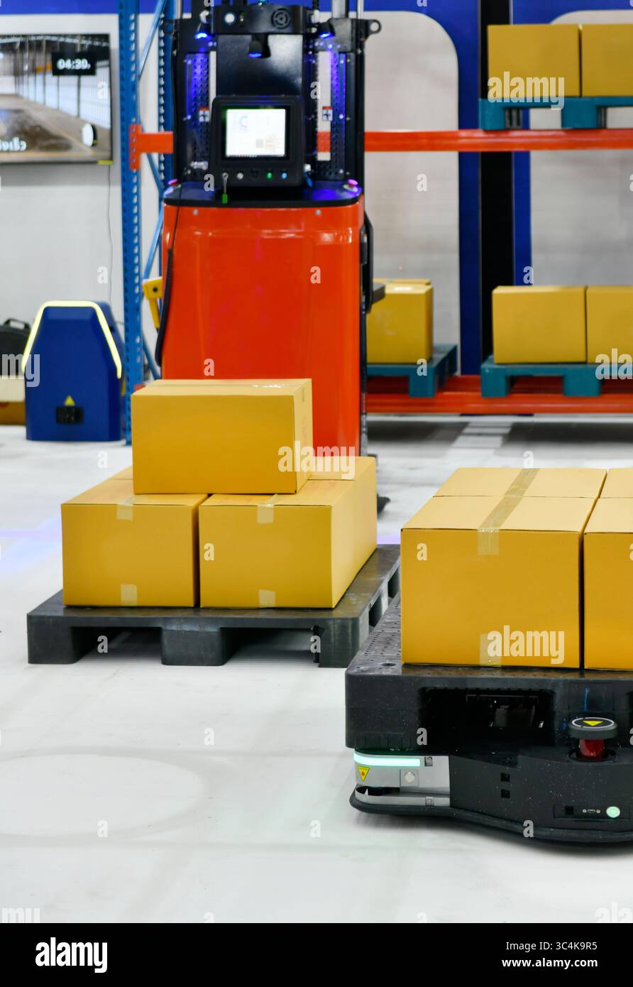 Robot autonomo per carrelli elevatori per il trasporto di carichi nell'automazione di magazzini o robot nell'hangar per lo spostamento di rack, concetto di automazione del magazzino. Foto Stock
