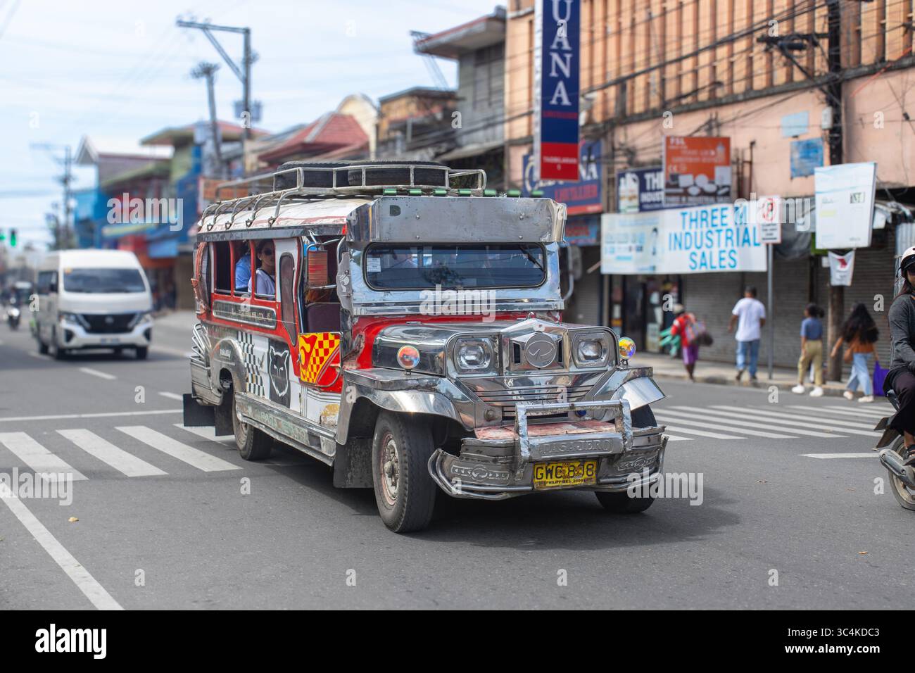 Tagbilaran, Bohol, Filippine, trasporti pubblici, jeepney, sulla strada della città Foto Stock