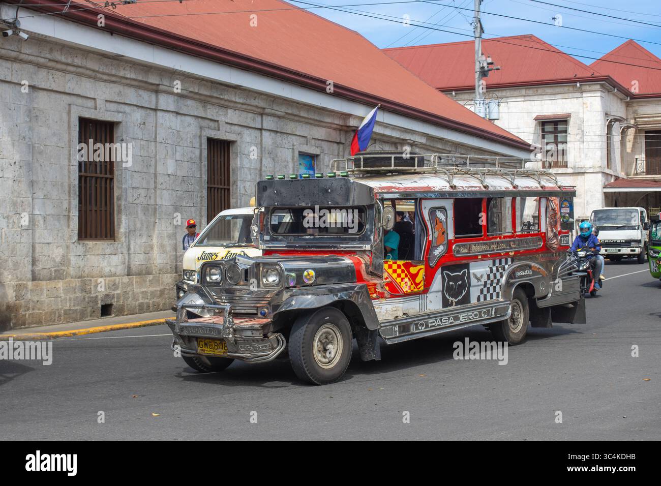 Tagbilaran, Bohol, Filippine, trasporti pubblici, jeepney, sulla strada della città Foto Stock