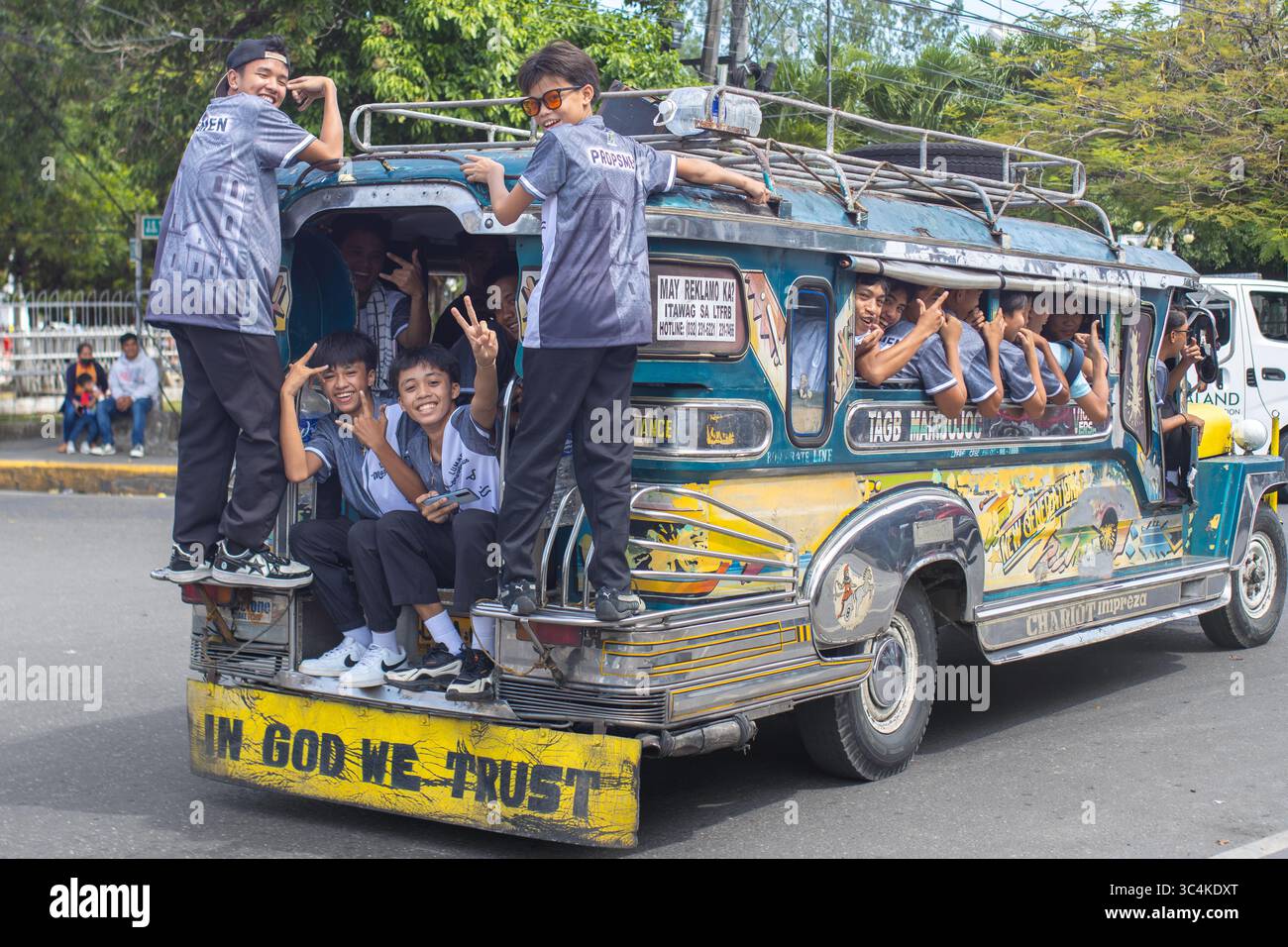 Un gruppo di giovani è venuto ad esibirsi al Festival di Sandugo, ai trasporti pubblici, ai jeepney Foto Stock