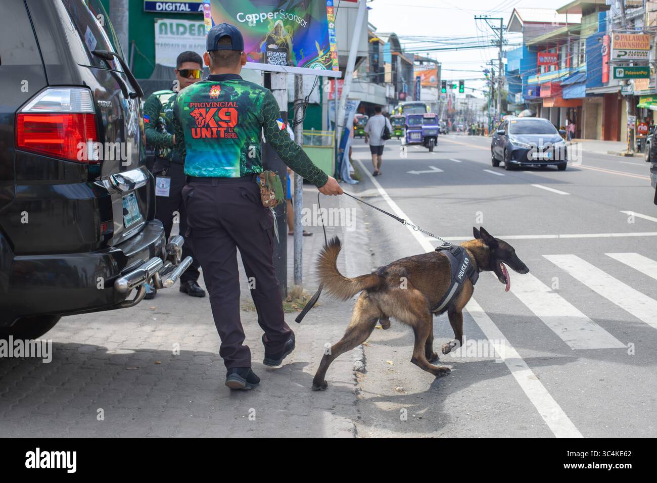 Strade di pattugliamento della polizia con cani di servizio, squadra K9 e pubblica sicurezza Foto Stock