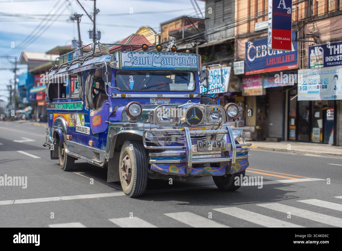 Tagbilaran, Bohol, Filippine, trasporti pubblici, jeepney, sulla strada della città Foto Stock