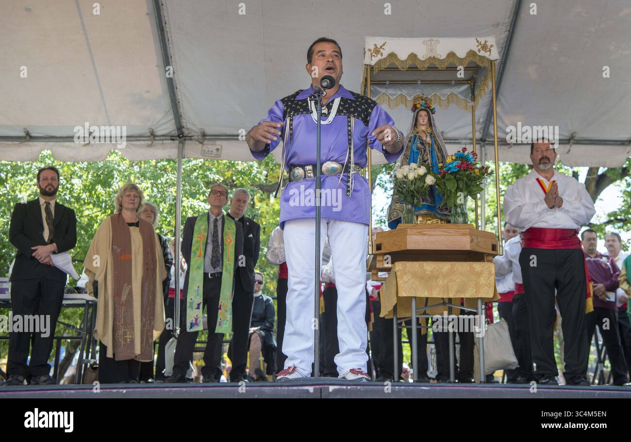 7 settembre 2018 - Stati Uniti - il tenente governatore di Santa Clara Pueblo James Naranjo prende parte a una cerimonia per lo più religiosa che ha sostituito l'Entrada nelle feste di Santa Fe, venerdì 7 settembre 2018. Sul palco sono presenti anche i leader religiosi di Santa Fe e la Conquistadora della Cattedrale Barilica di San Francesco. (Immagine di credito: © Eddie Moore/Albuquerque Journal via ZUMA Wire) Foto Stock