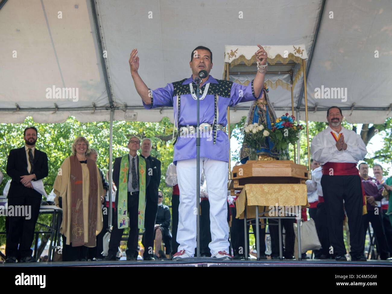7 settembre 2018 - Stati Uniti - il tenente governatore di Santa Clara Pueblo James Naranjo prende parte a una cerimonia per lo più religiosa che ha sostituito l'Entrada nelle feste di Santa Fe, venerdì 7 settembre 2018. Sul palco sono presenti anche i leader religiosi di Santa Fe e la Conquistadora della Cattedrale Barilica di San Francesco. (Immagine di credito: © Eddie Moore/Albuquerque Journal via ZUMA Wire) Foto Stock