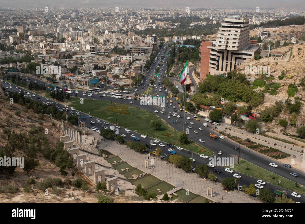 14 settembre 2017 - Shiraz è il fulcro economico dell'Iran meridionale, che produce frutta, cotone e riso. Oltre all'agricoltura e alla produzione di cemento, la città è un centro per le industrie IT, delle comunicazioni e dell'elettronica iraniane. Sono in corso numerosi progetti di costruzione volti a migliorare le infrastrutture della città. Shiraz, Iran, settembre 2017 (immagine di credito: © AFP7 via ZUMA Wire) Foto Stock