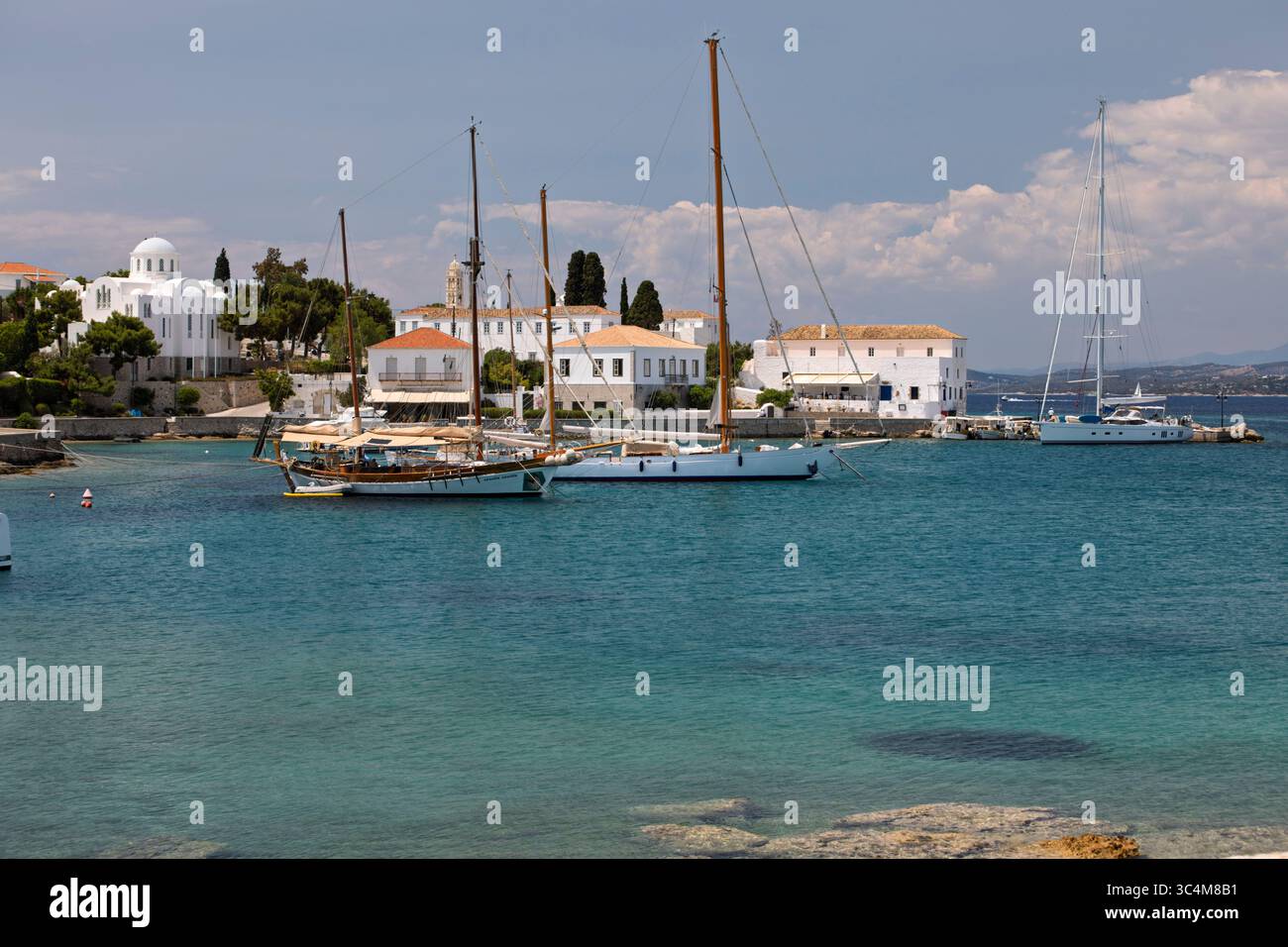 Palio Limani vecchio porto nella città di Spetses, Spetses, Isole Saroniche, Isole greche, Grecia, Europa Foto Stock